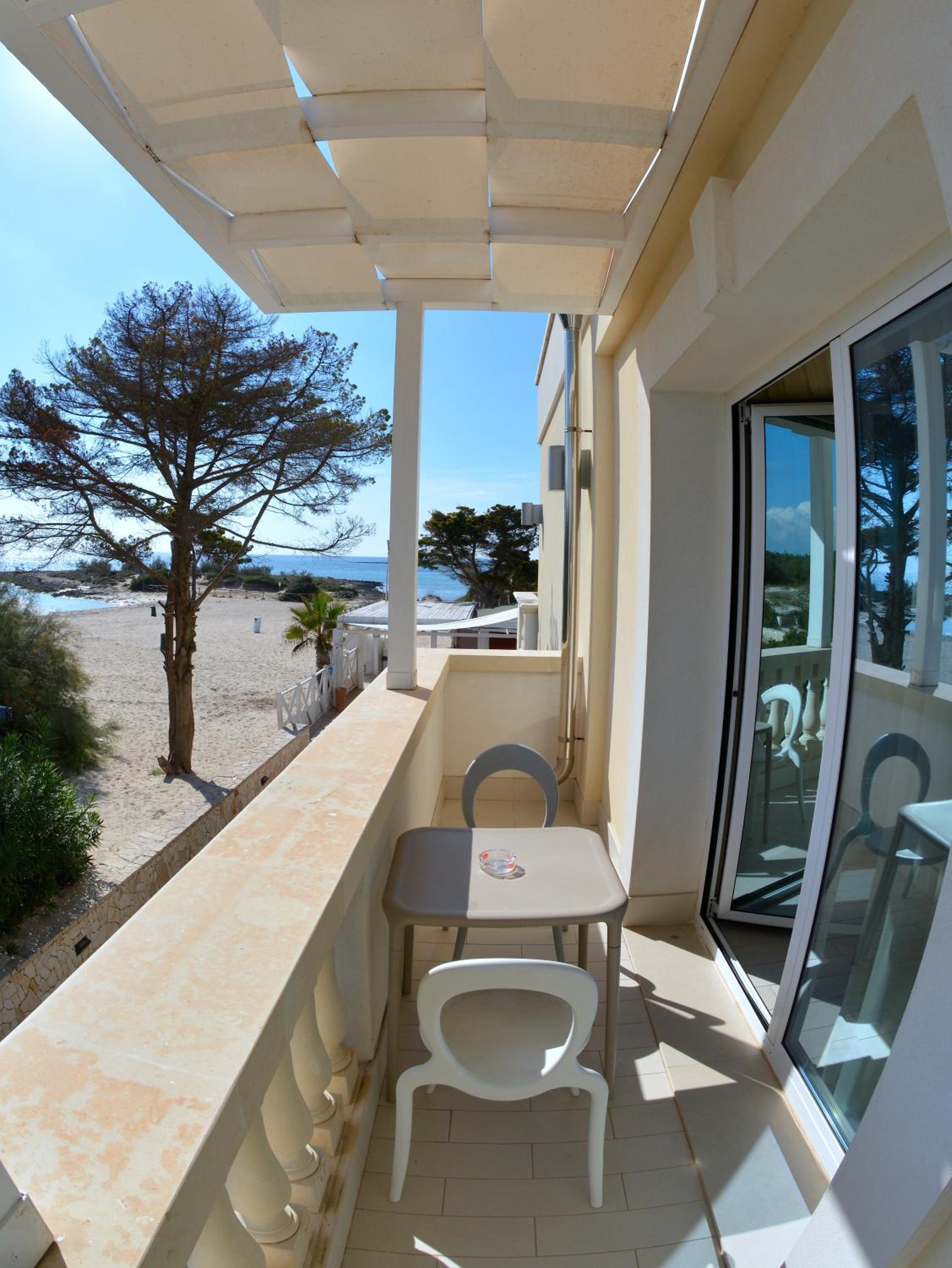 Double Room with Balcony and Partial Sea View photo 2
