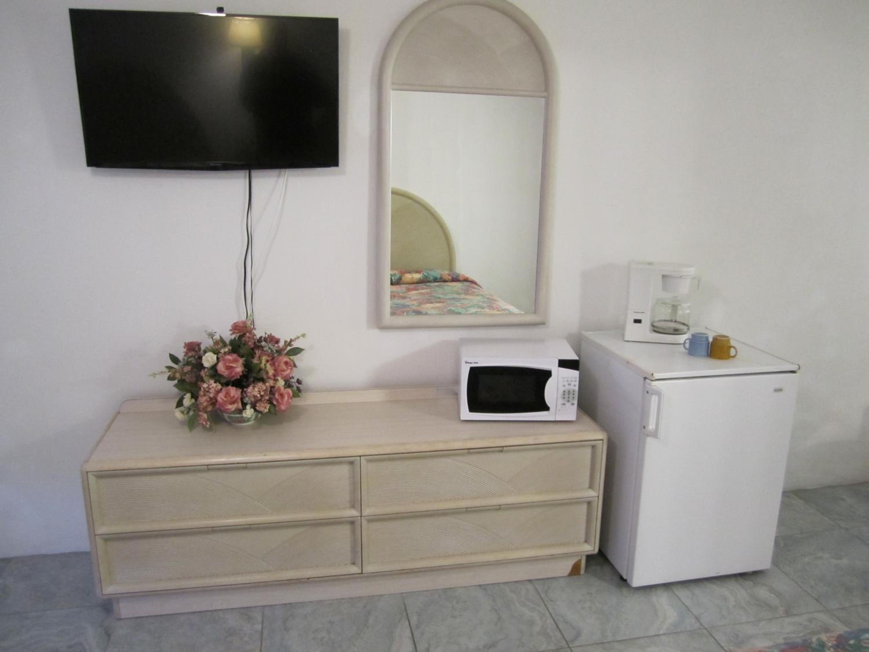 Standard Queen Room with Two Queen Beds Side Ocean View photo 1