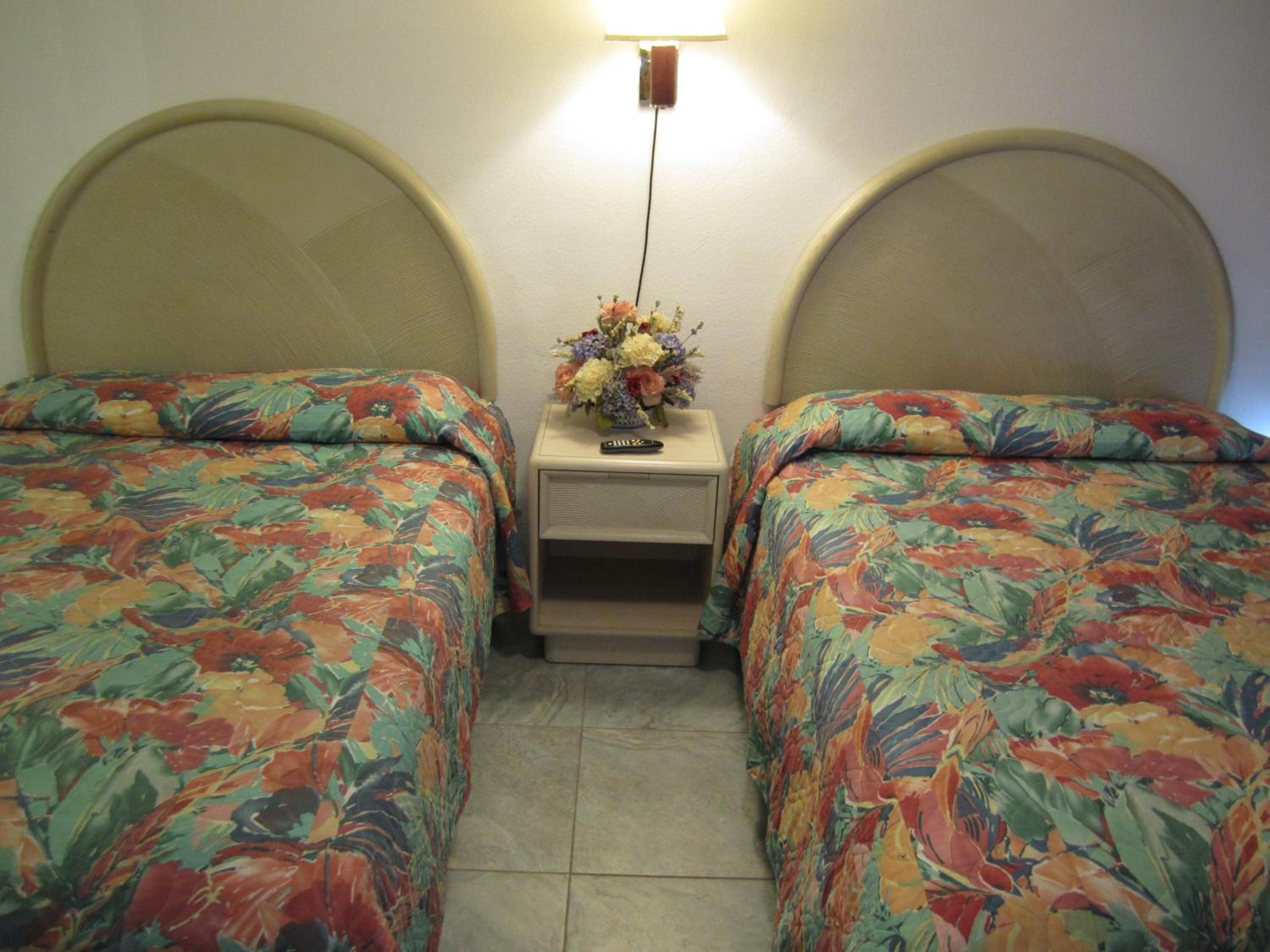 Standard Queen Room with Two Queen Beds Side Ocean View photo 3
