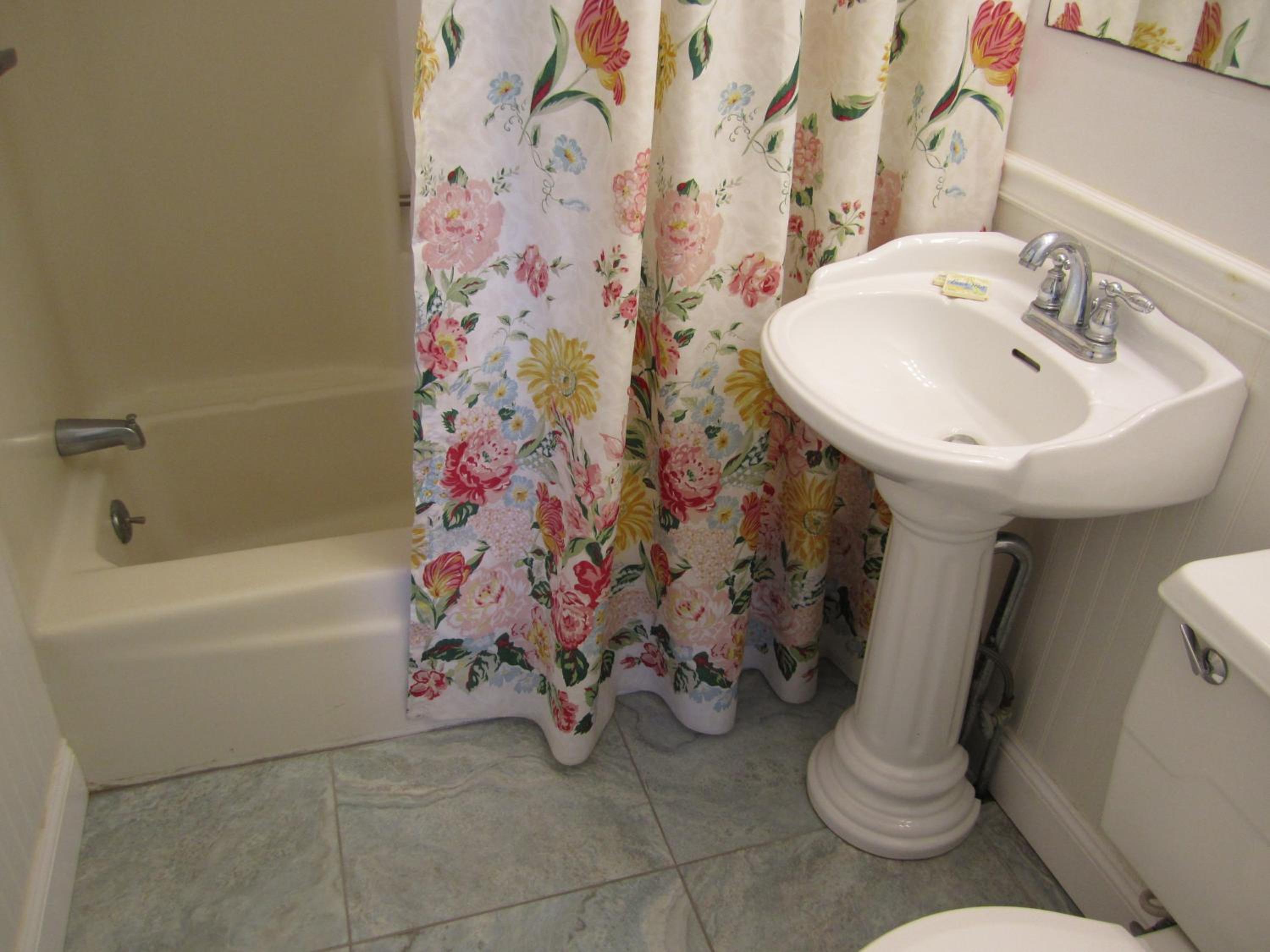 Standard Queen Room with Two Queen Beds Side Ocean View photo 2