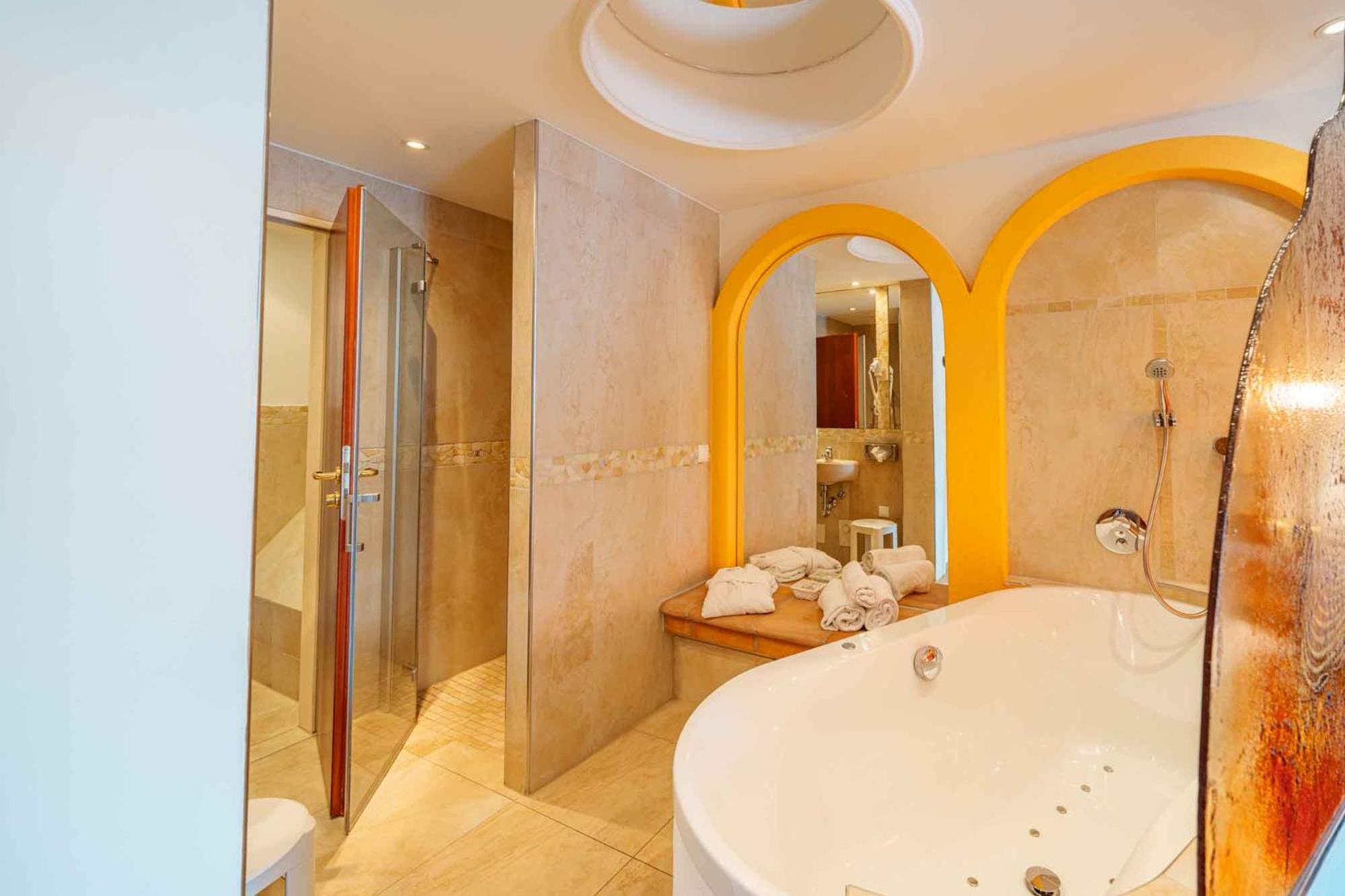 Double Room with Spa Bath photo 1