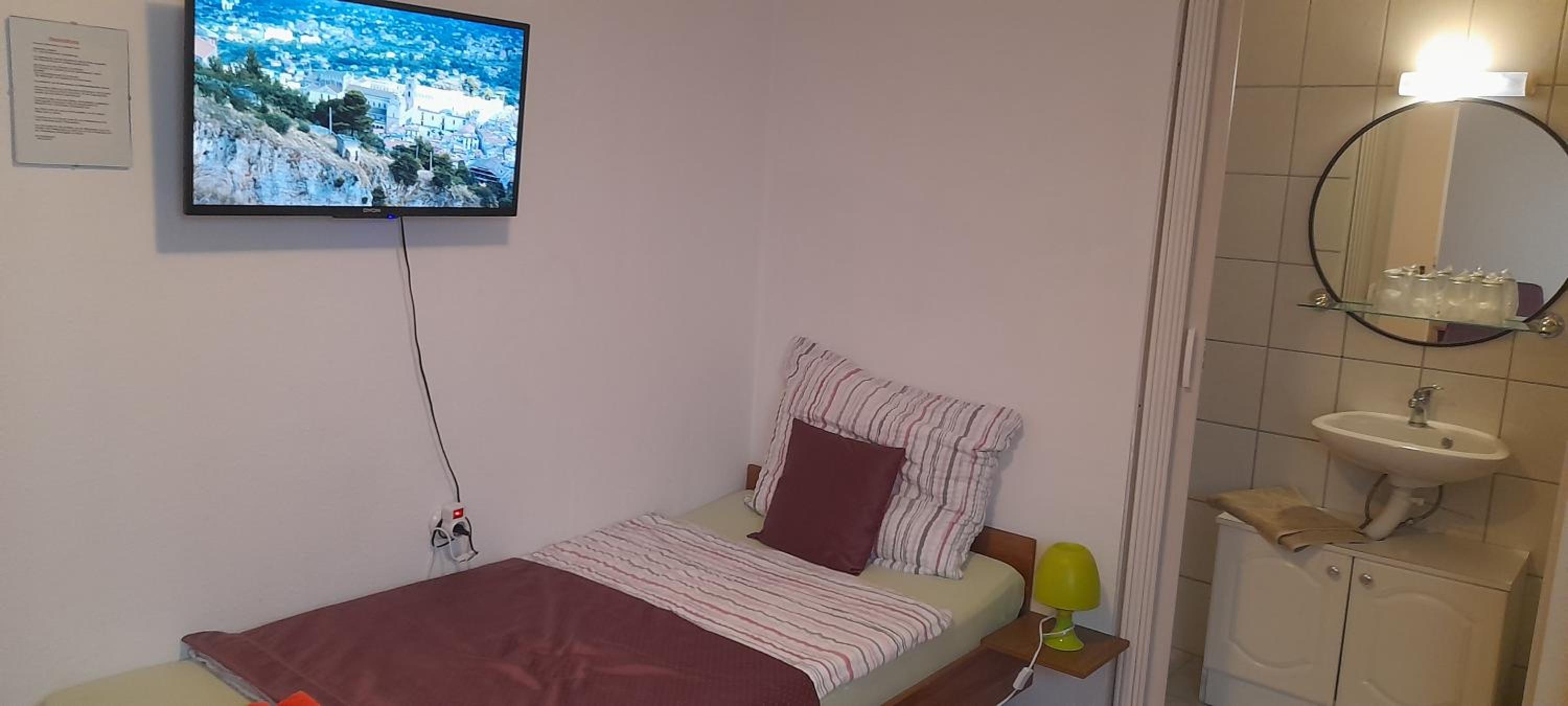 Twin Room with Bathroom photo 2