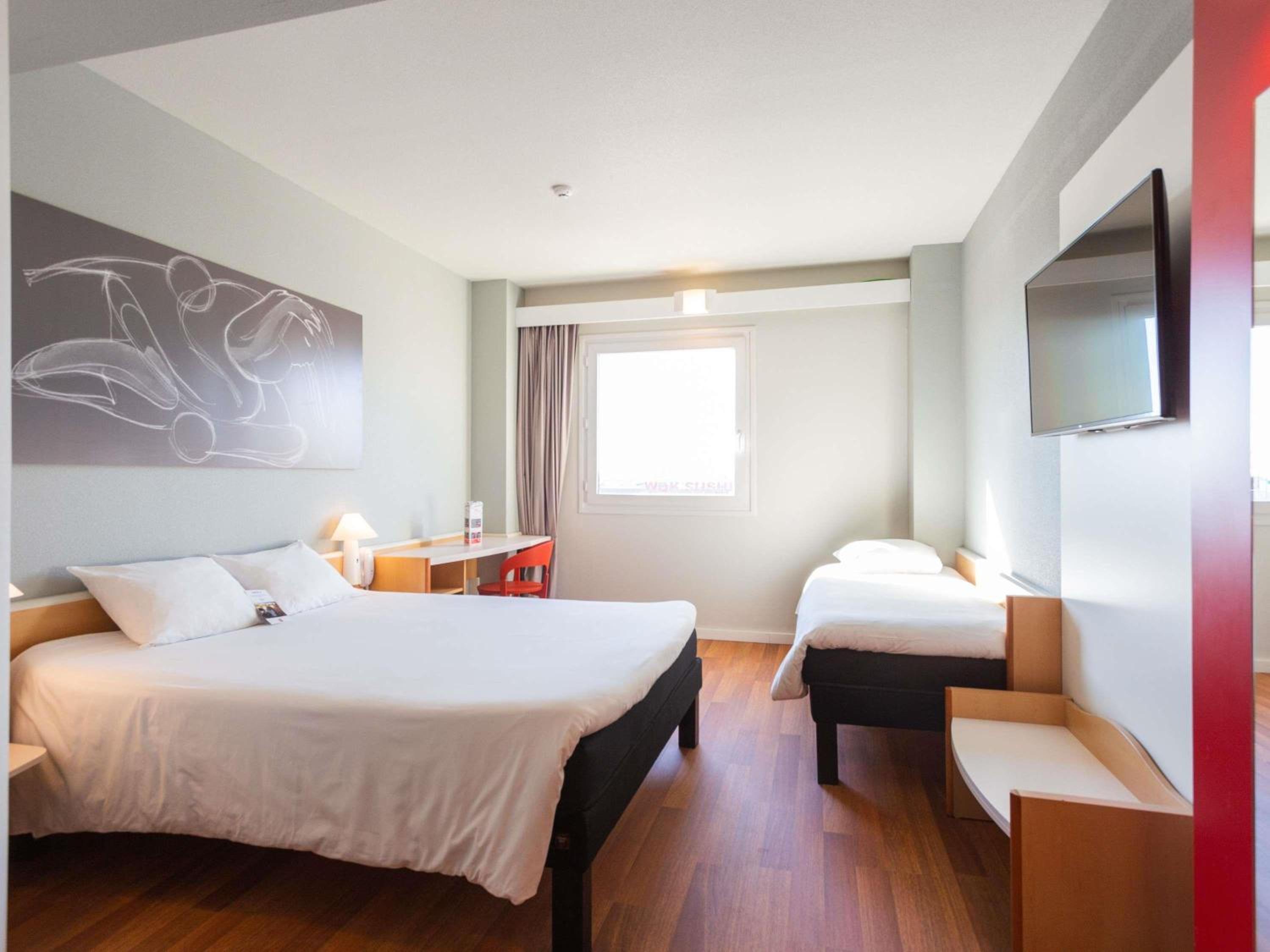 Superior Room with One Double Bed and One Single Bed - Photo 2