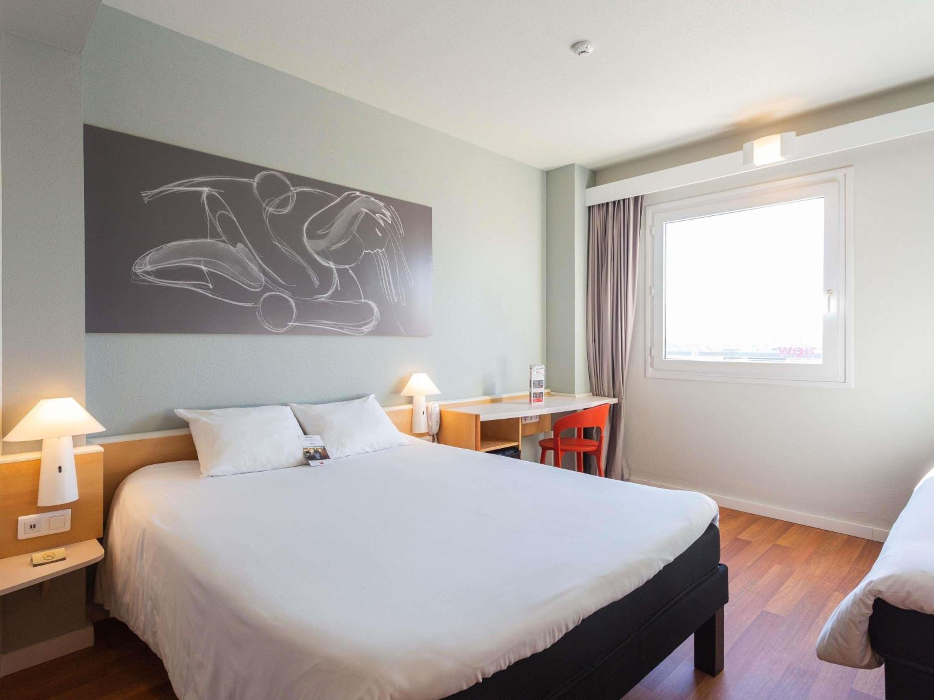Superior Room with One Double Bed and One Single Bed - Photo 3