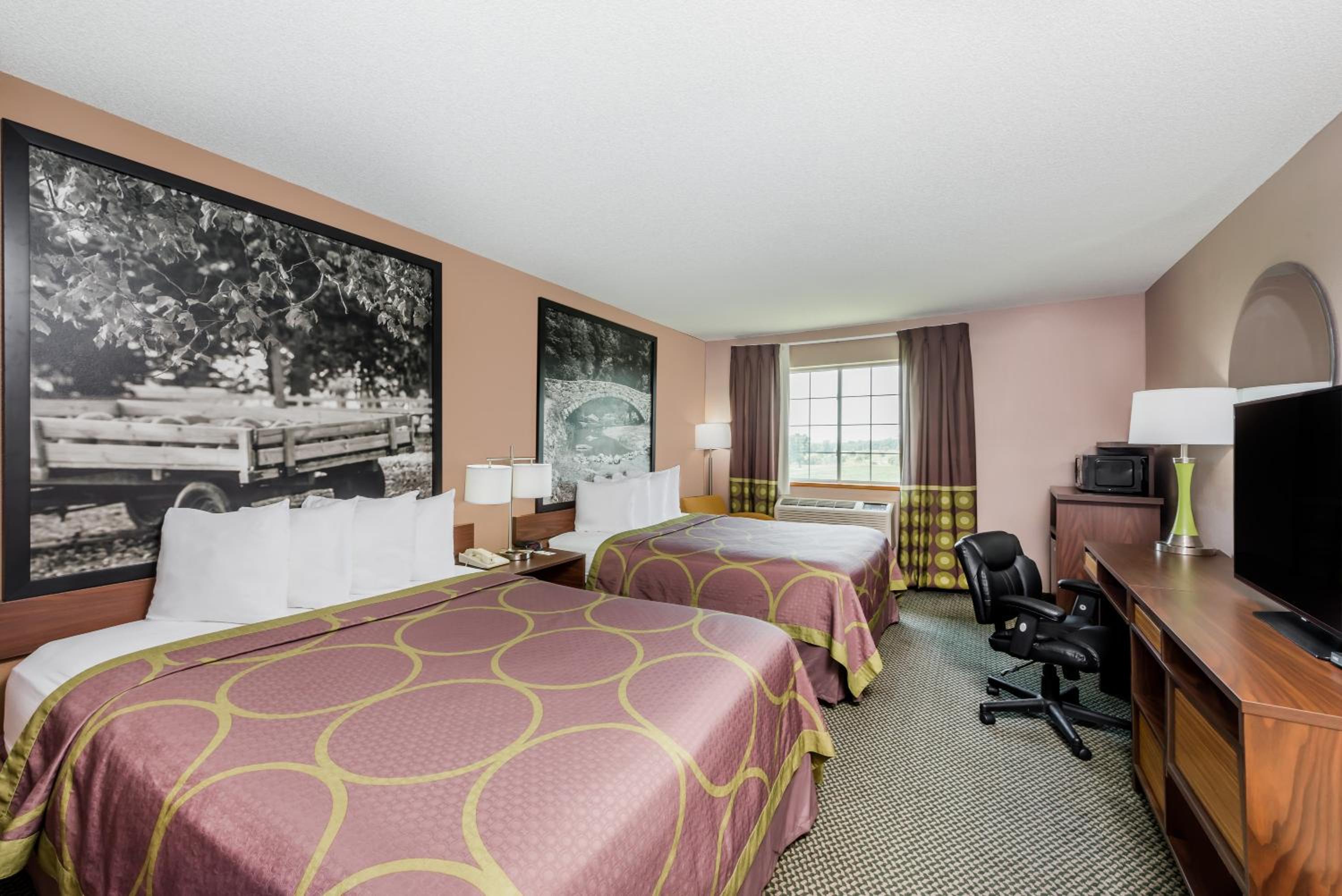 Queen Room with Two Queen Beds - Non-Smoking - Photo 7