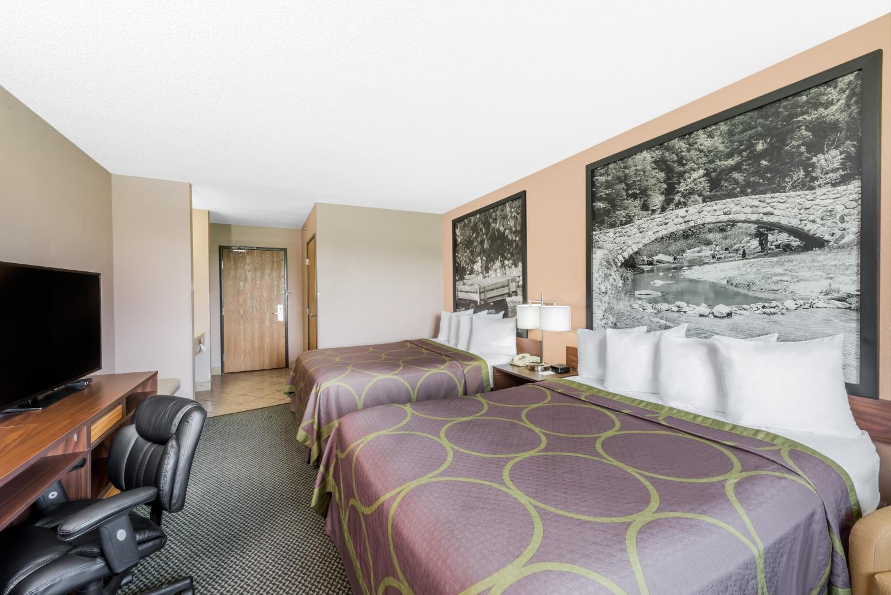 Queen Room with Two Queen Beds - Non-Smoking - Photo 6