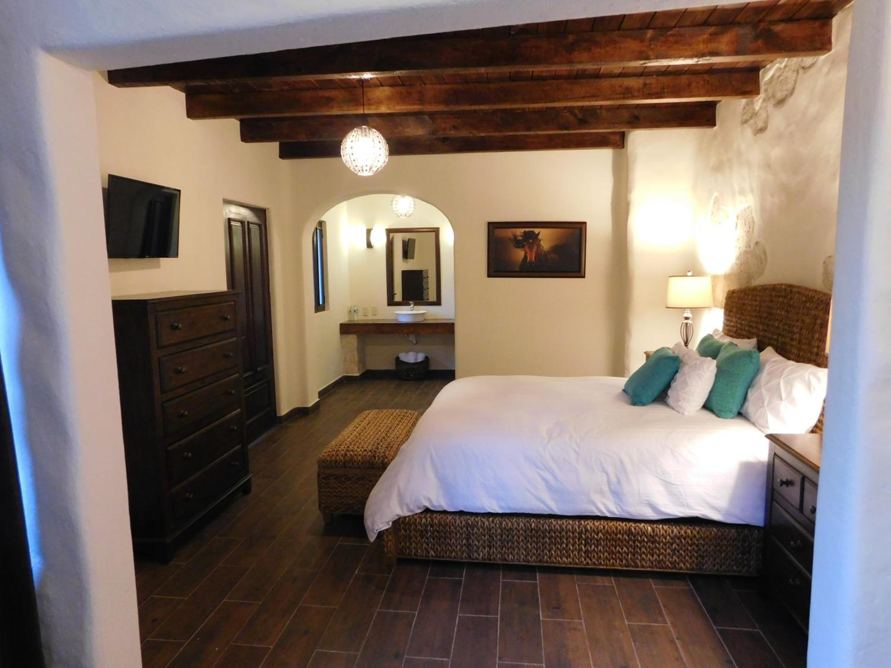Deluxe Suite with Spa Bath photo 2