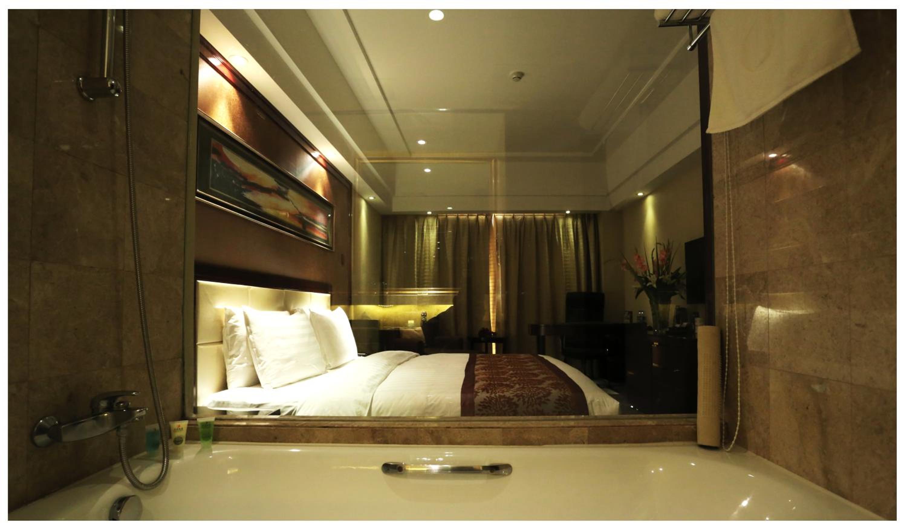 Deluxe King Room - Photo 3