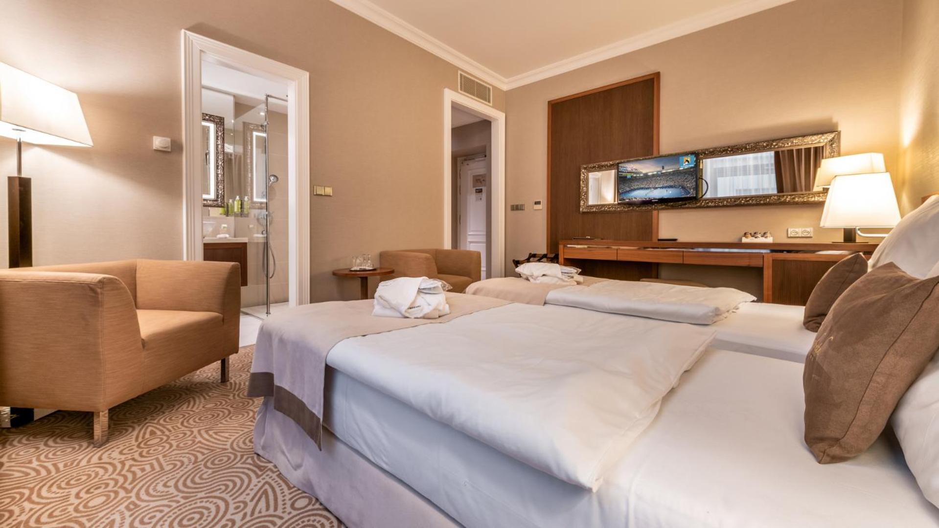 Superior Double Room with Lobby View photo 3