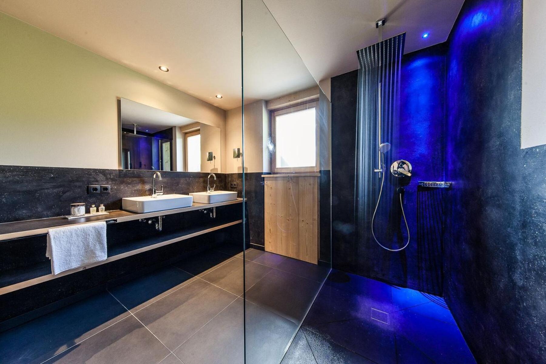 Deluxe Double Room with Balcony - Photo 4