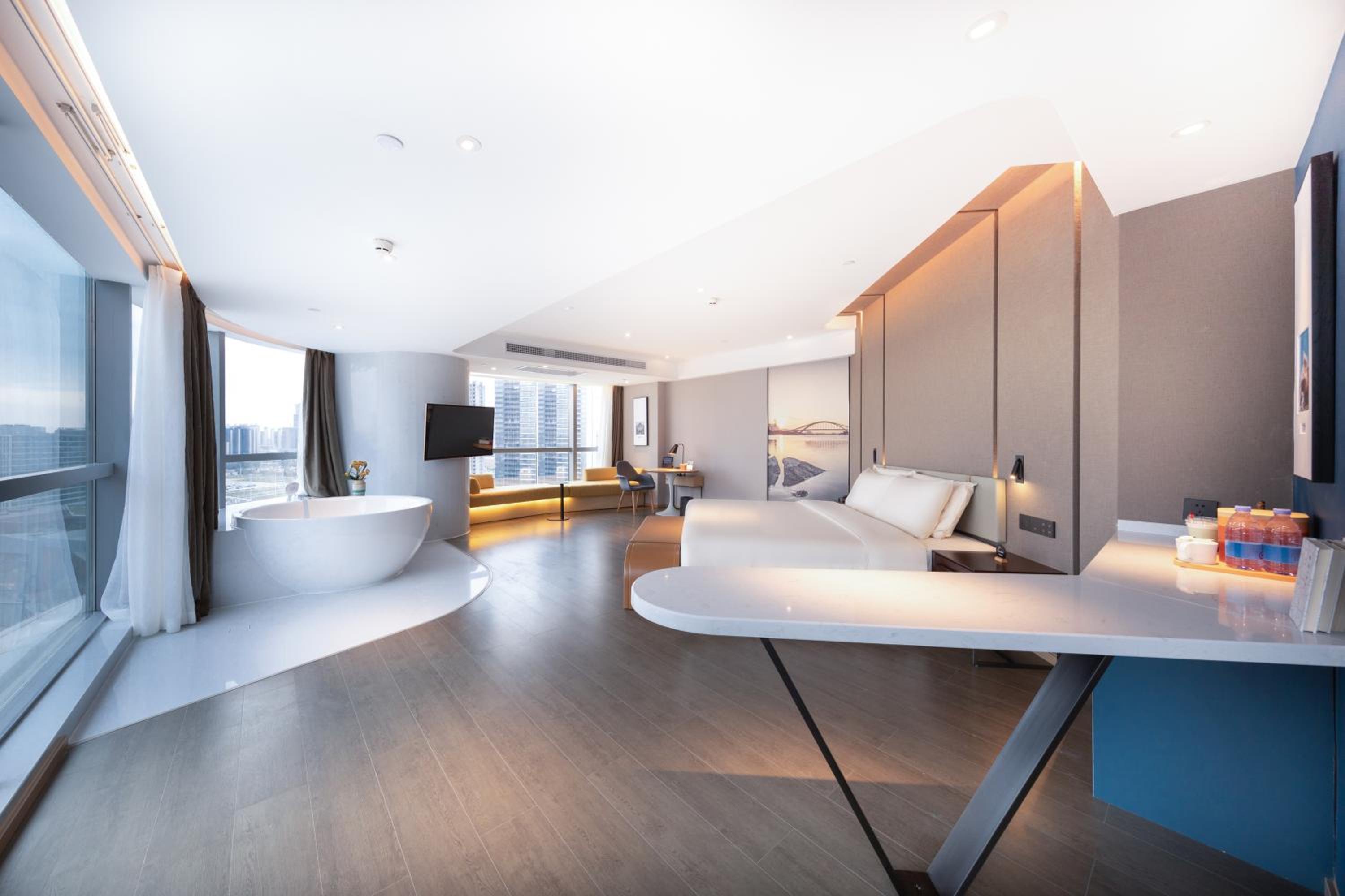 Jimu Suite with City View photo 2