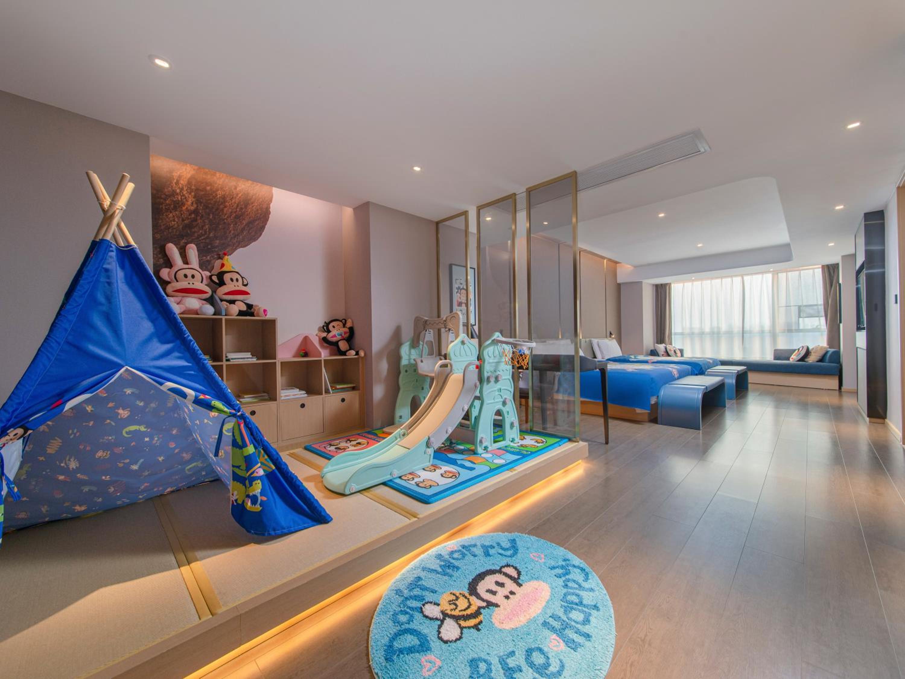 Jimu Family Room Room with Bathtub photo 3