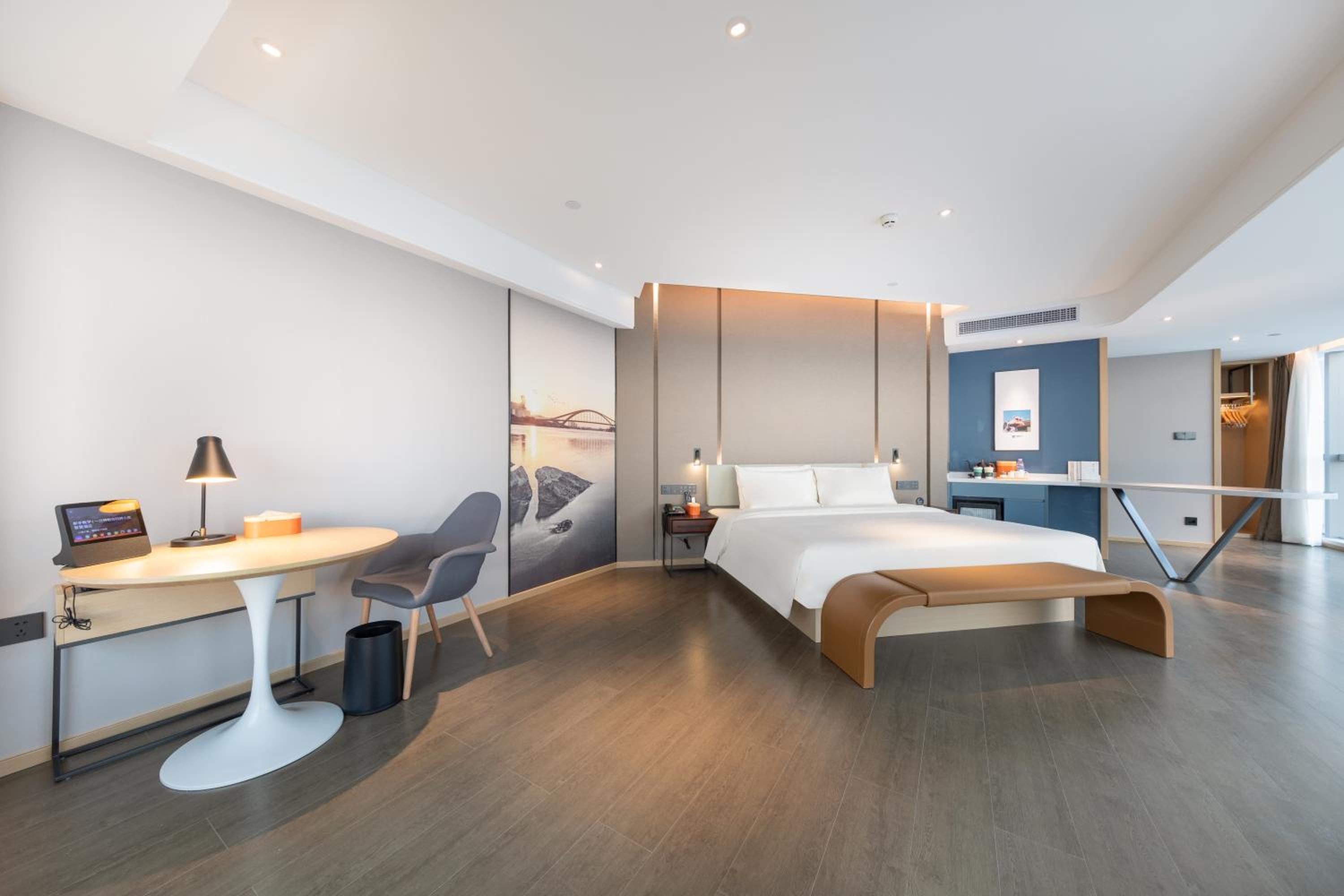 Jimu Suite with City View photo 3