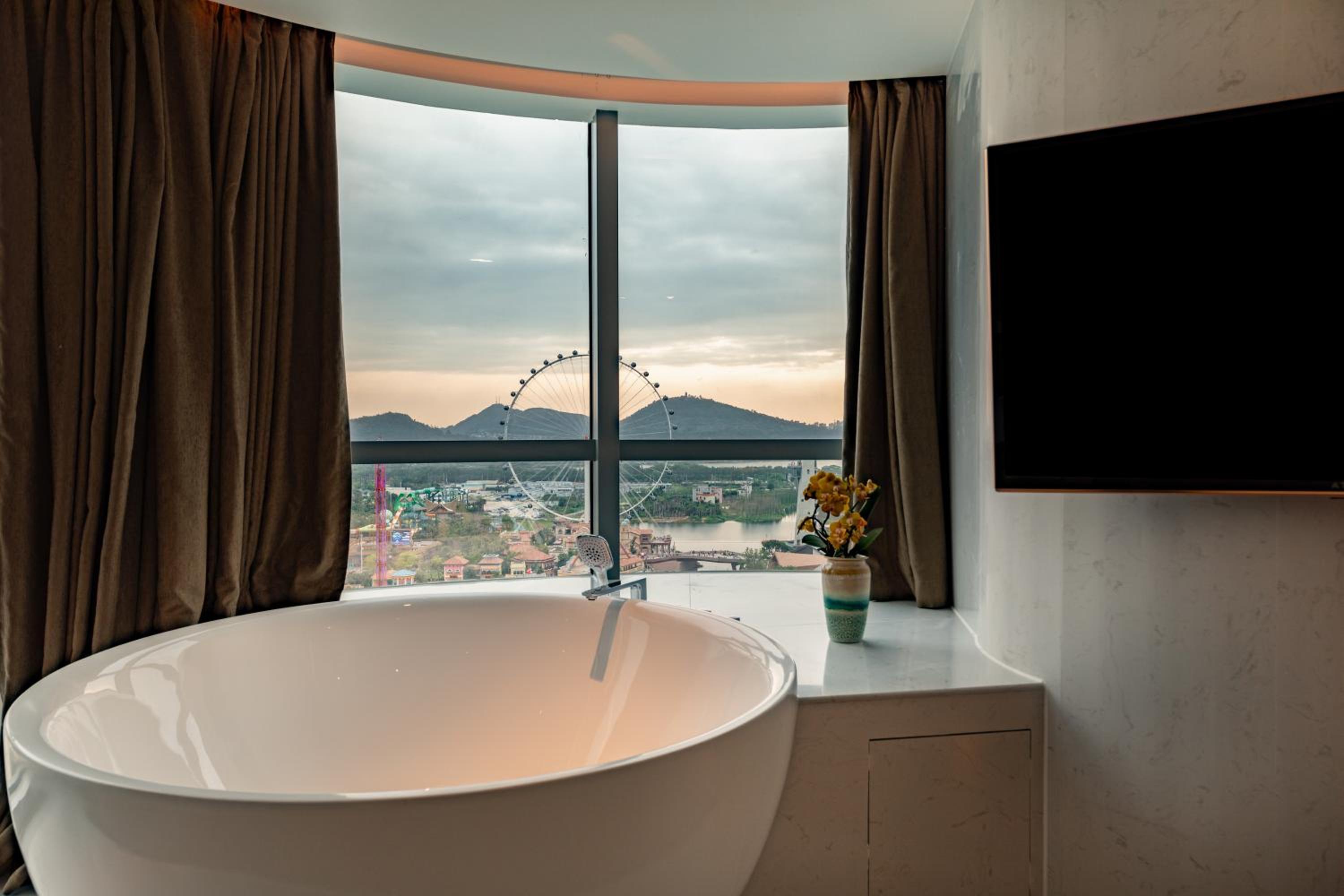Jimu Suite with City View photo 2