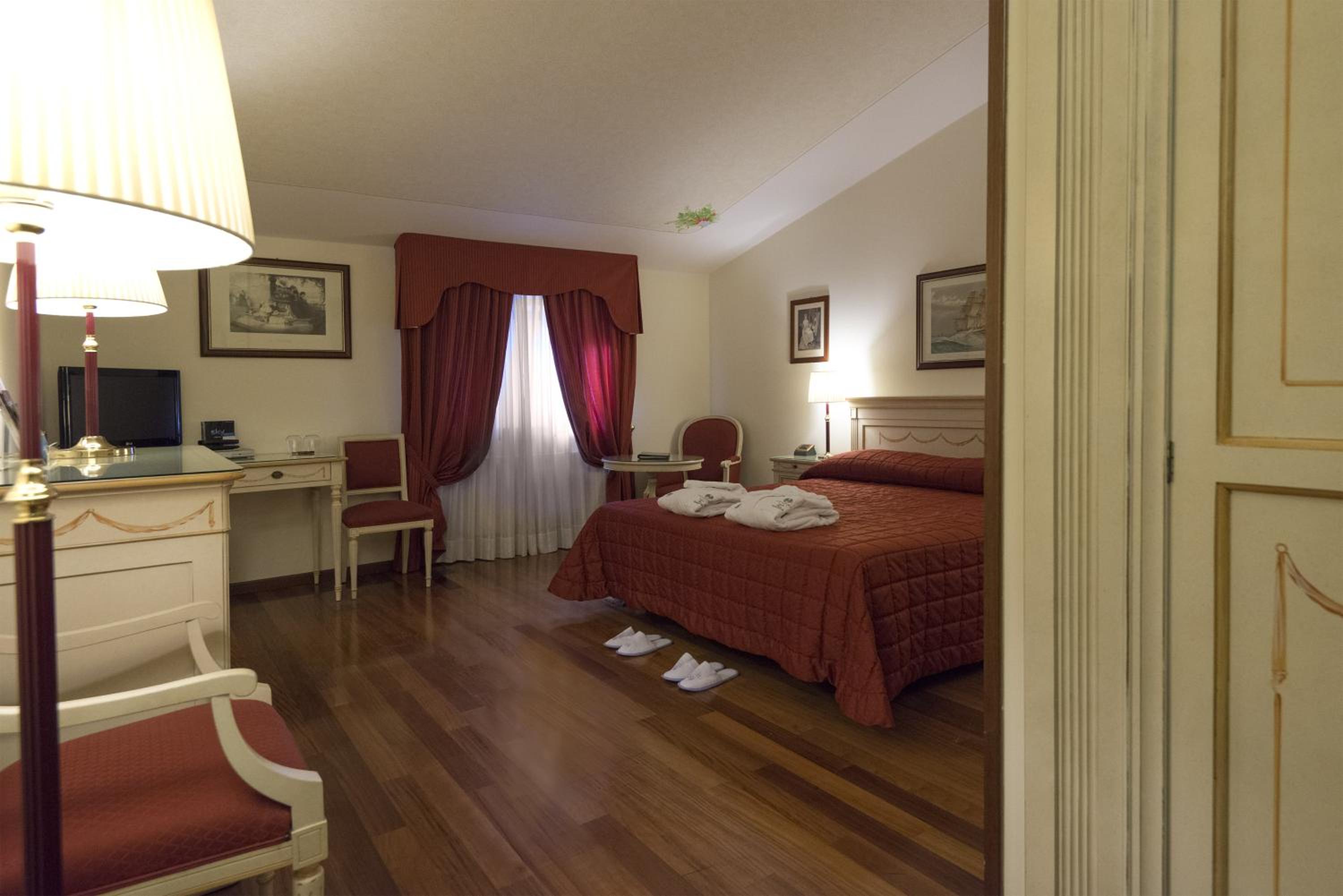 Deluxe Double or Twin Room - Photo 16