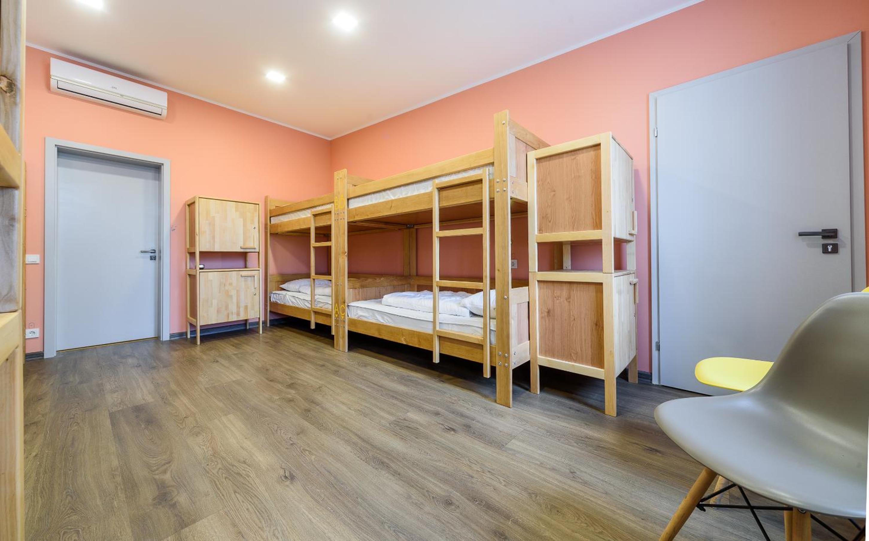 Bed in 8-Bed Female Dormitory Room photo 1