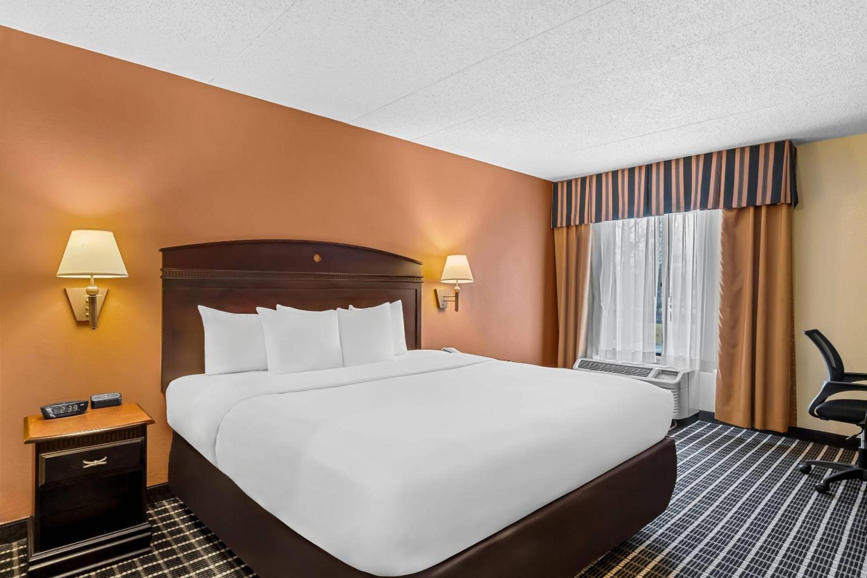 Queen Room - Accessible/Nonsmoking photo 1