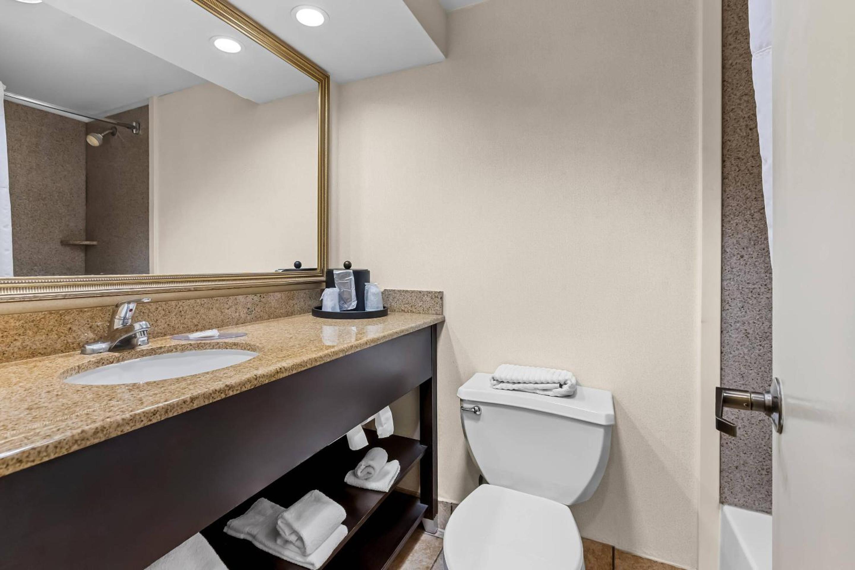Queen Room - Accessible/Nonsmoking photo 3