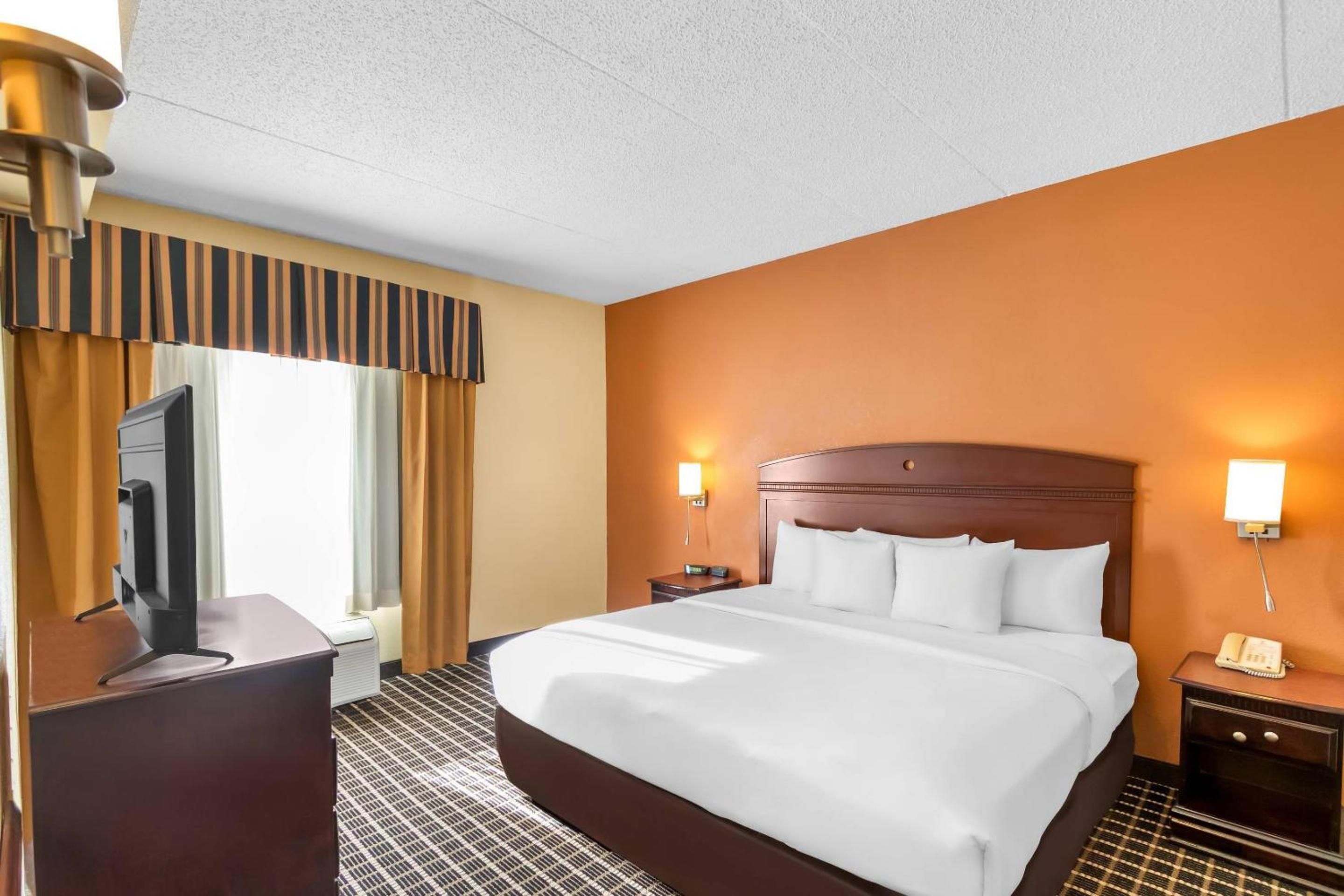 King Suite upgrade with Roll in Shower - Accessible/Non-Smoking photo 2