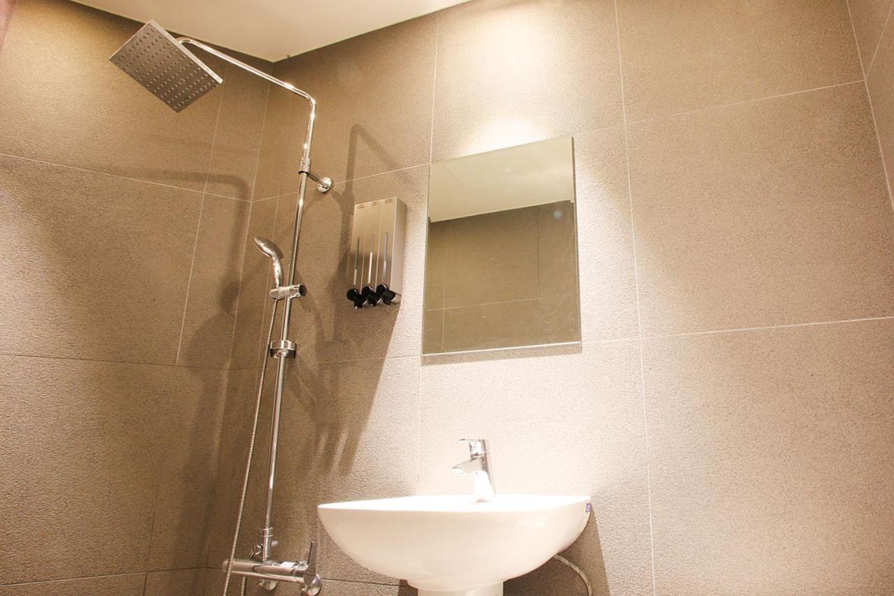 VIP Romantic Black & Mirror