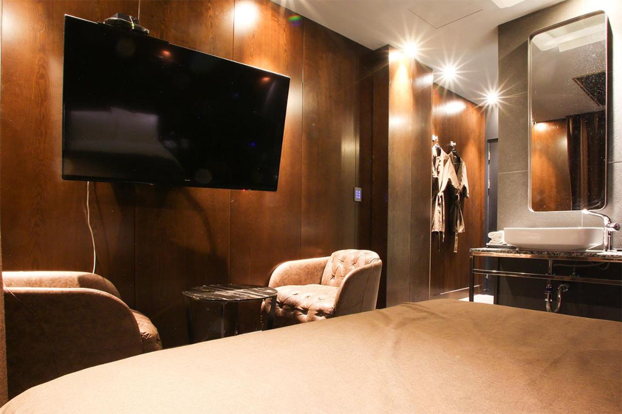 VIP Romantic Black & Mirror