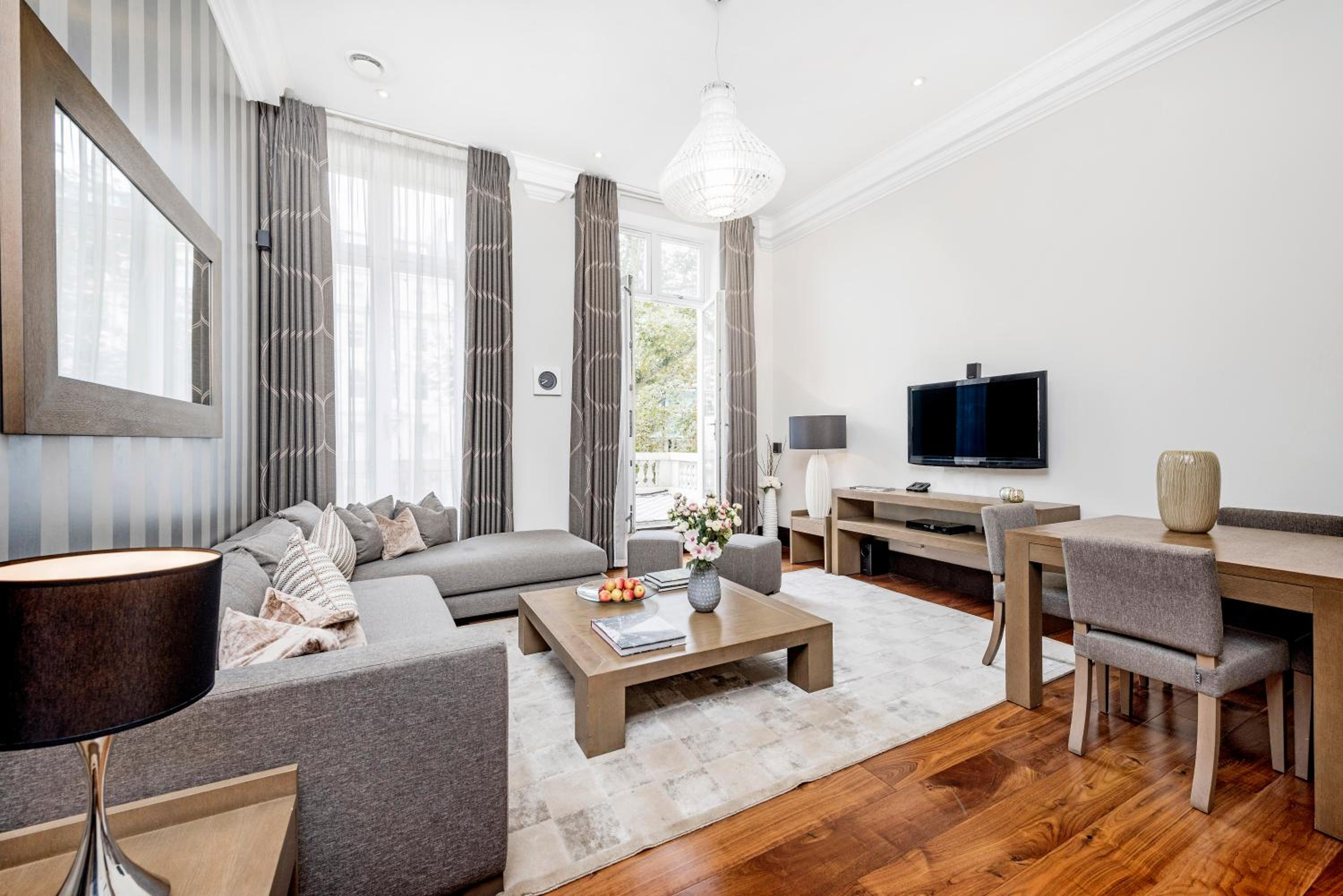 Executive One Bedroom Apartment with Balcony photo 2