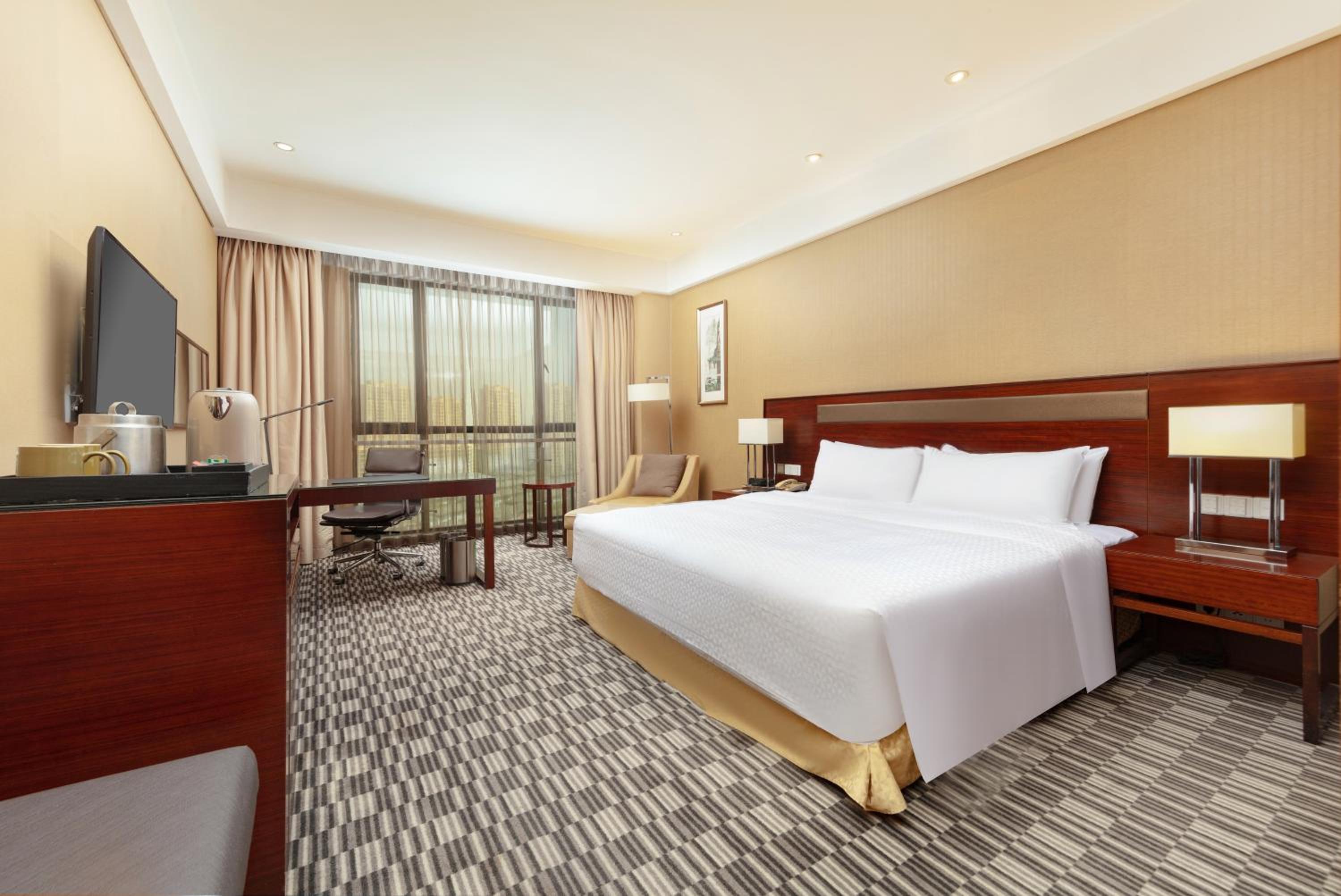 Superior Deluxe Room, Larger Guest room, 1 King - Photo 2