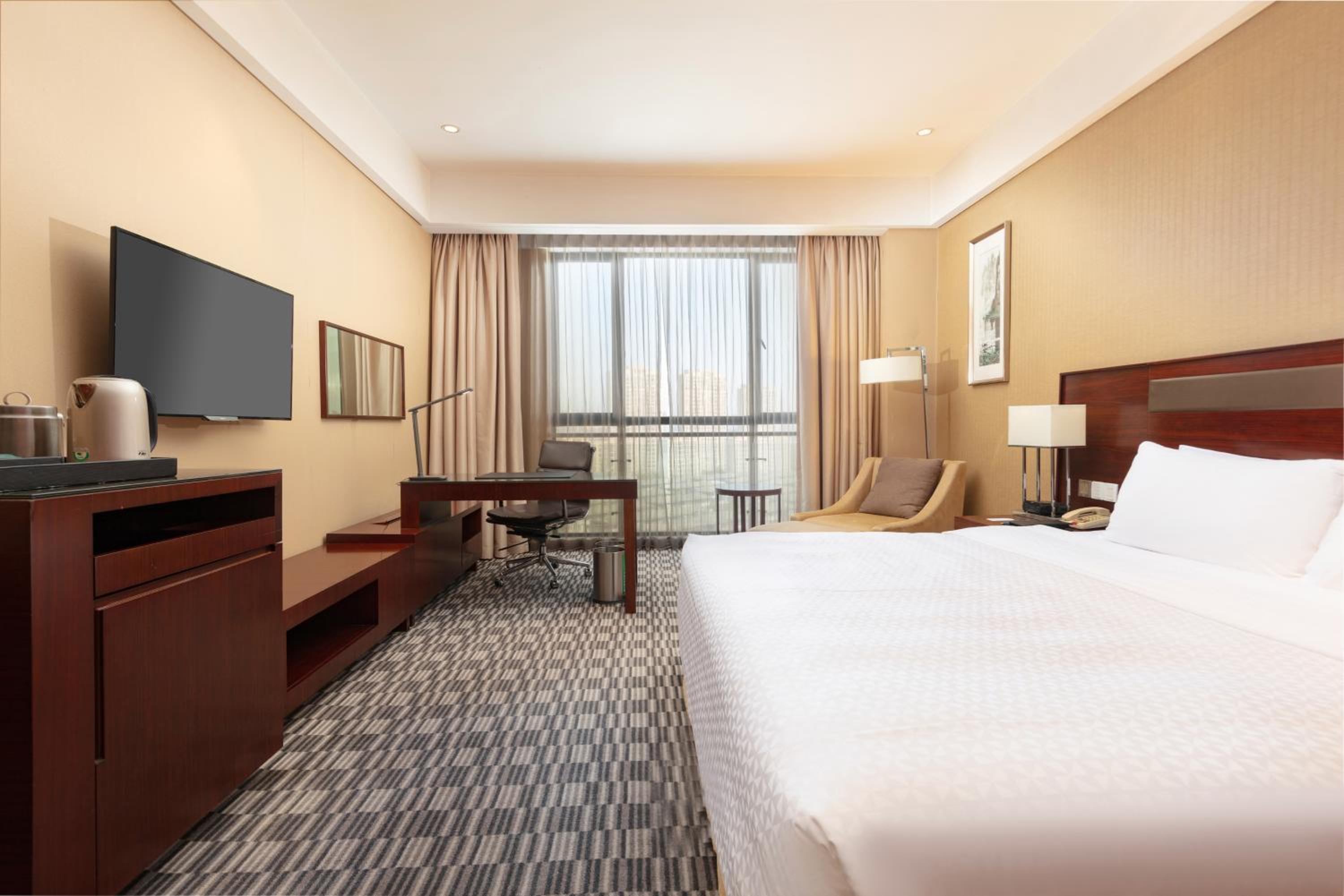 Superior Deluxe Room, Larger Guest room, 1 King - Photo 3