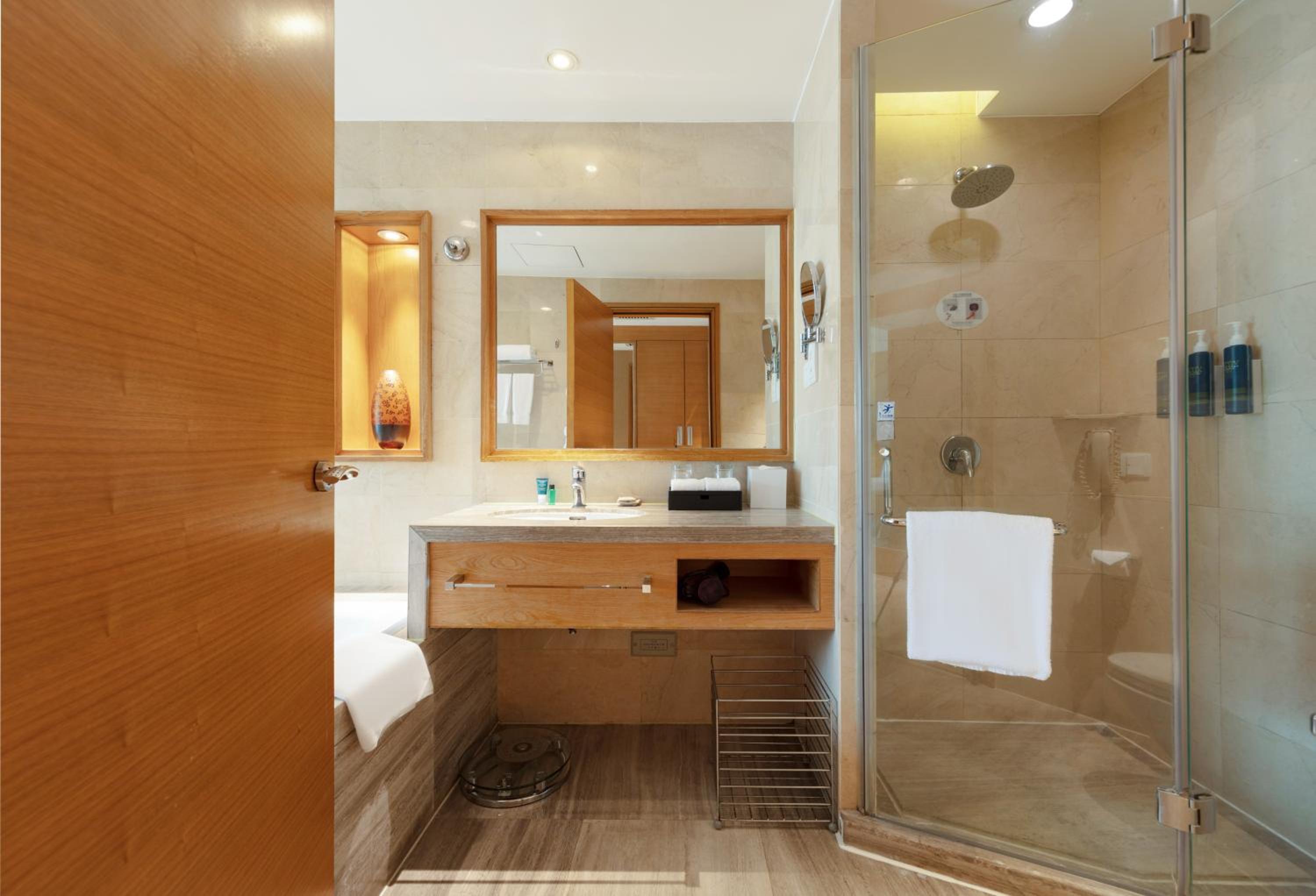Deluxe Room, Guest room, 1 King - Photo 2