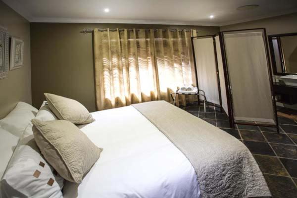 Queen Room photo 2