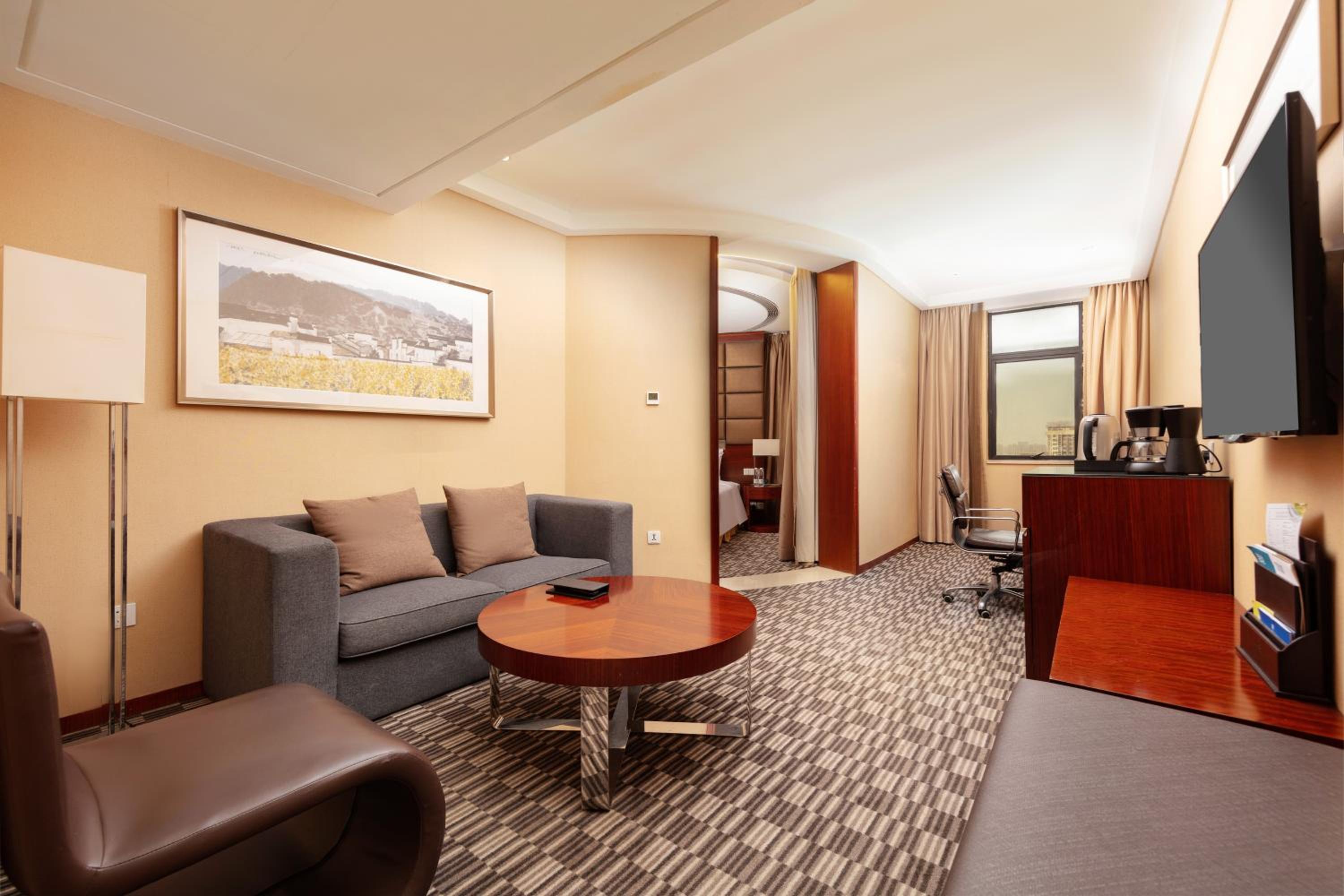 Comfort Suite, Club level, 1 Bedroom Suite, 1 King - Photo 1