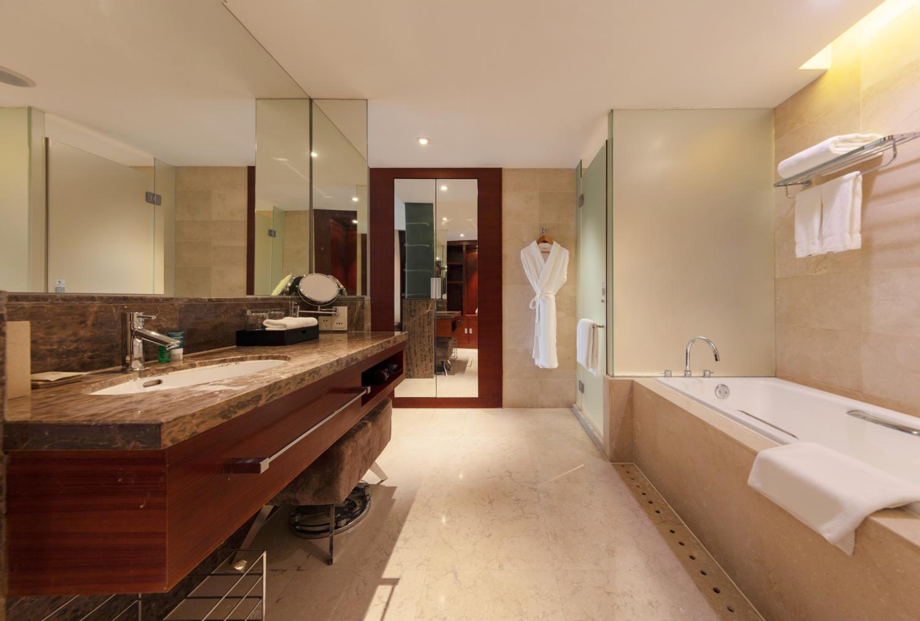 Executive Suite, Executive level, 1 Bedroom Executive Suite - Photo 3