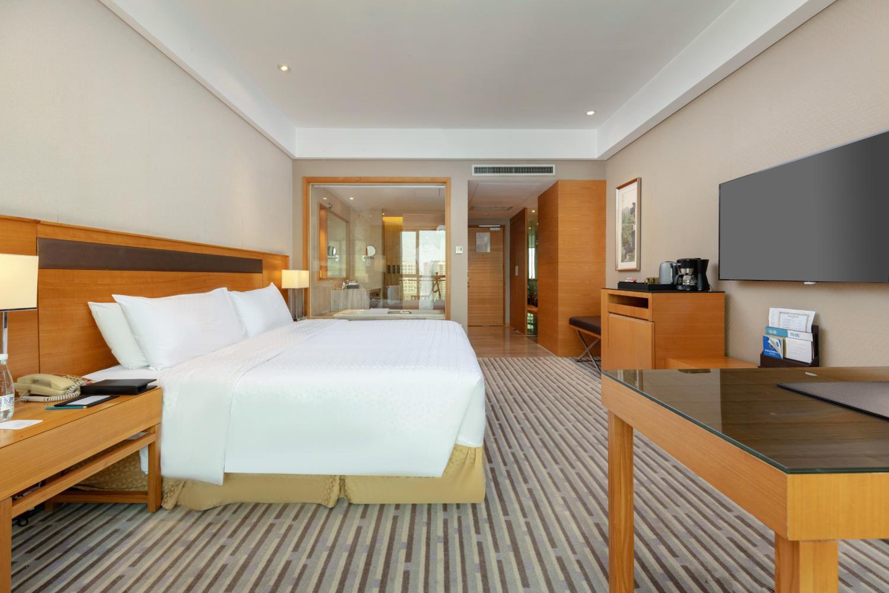 Deluxe Room, Guest room, 1 King - Photo 3