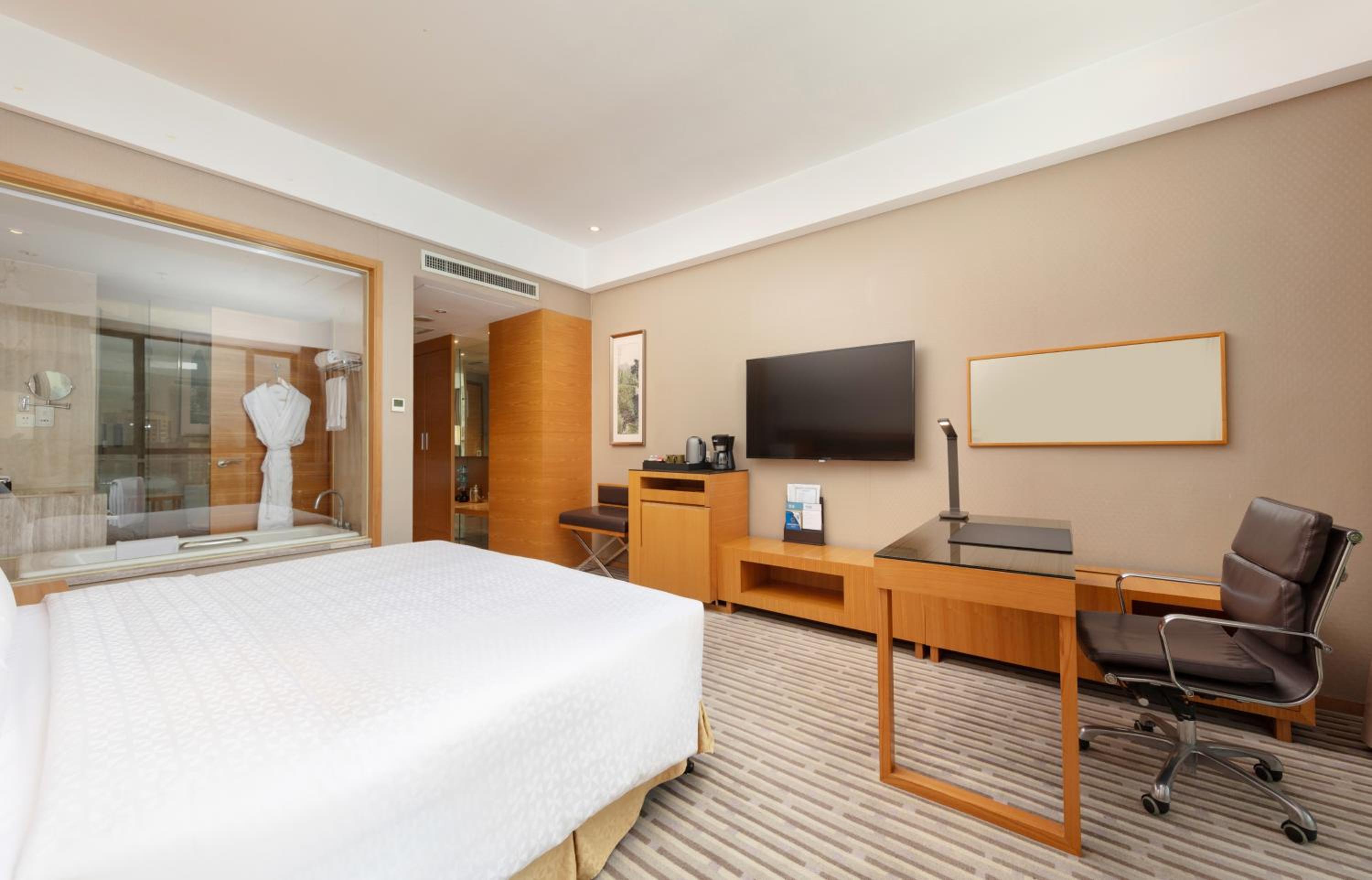 Deluxe Room, Guest room, 1 King - Photo 4