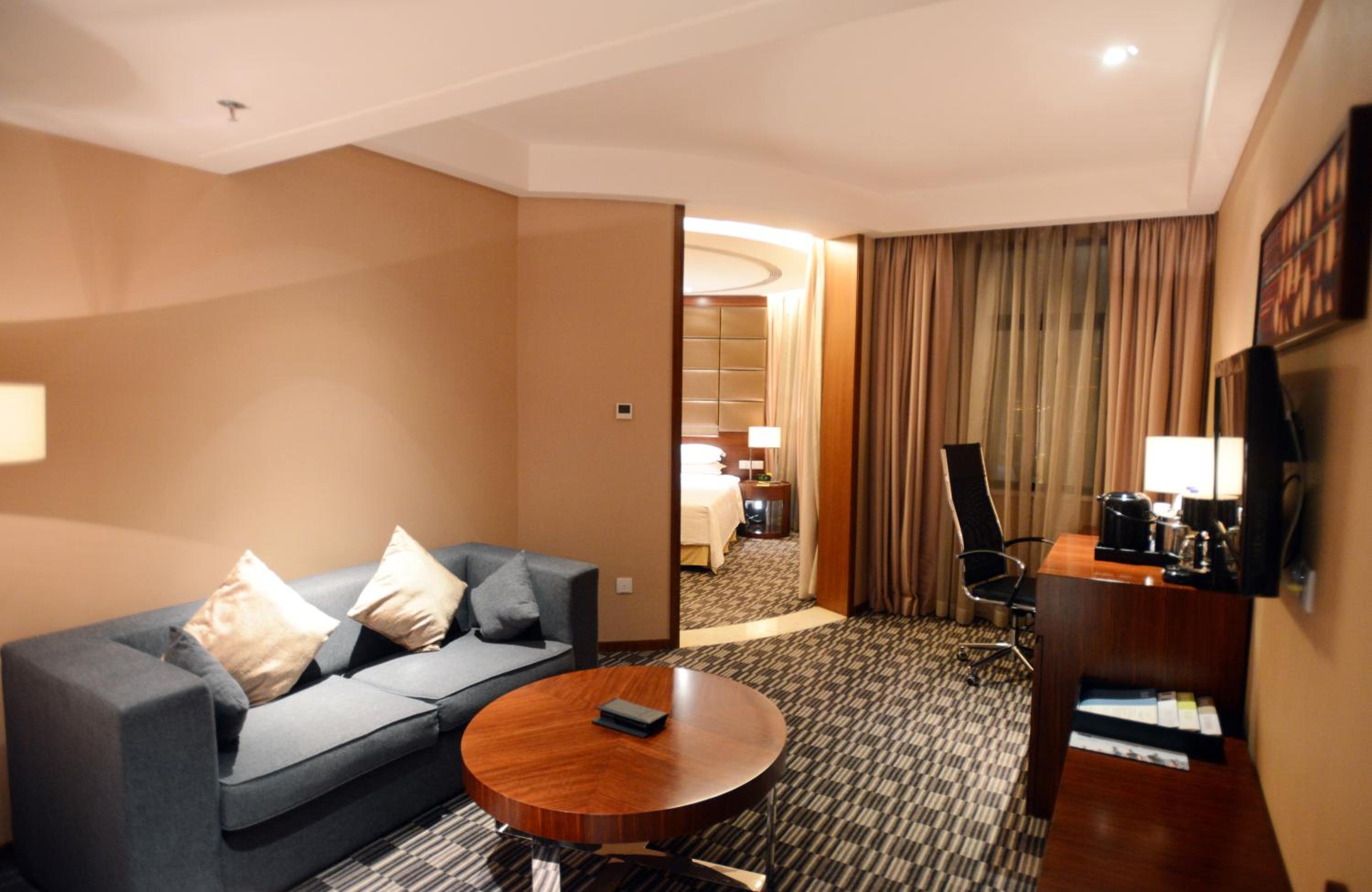 Comfort Suite, Club level, 1 Bedroom Suite, 1 King - Photo 3