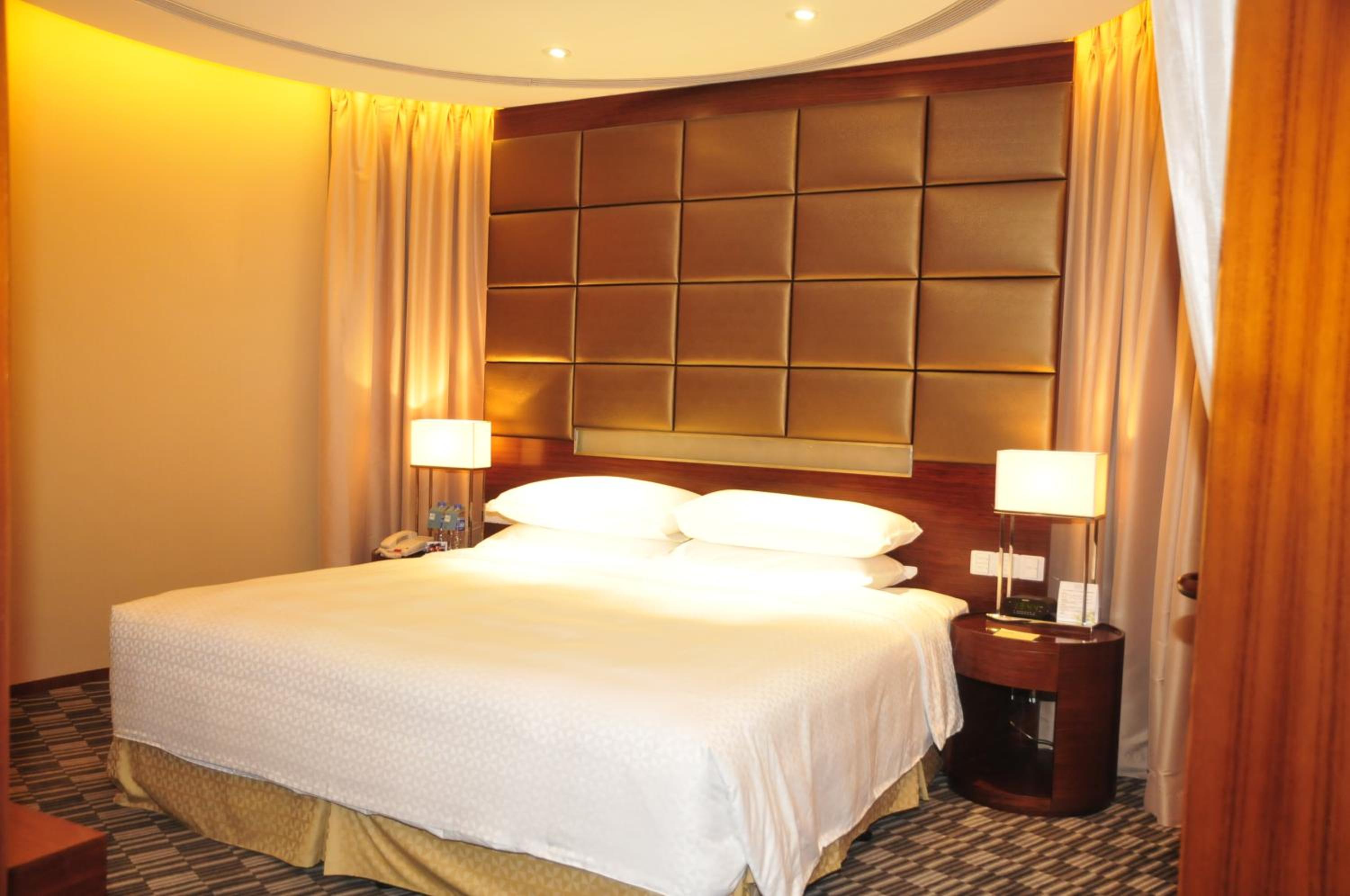 Comfort Suite, Club level, 1 Bedroom Suite, 1 King - Photo 2