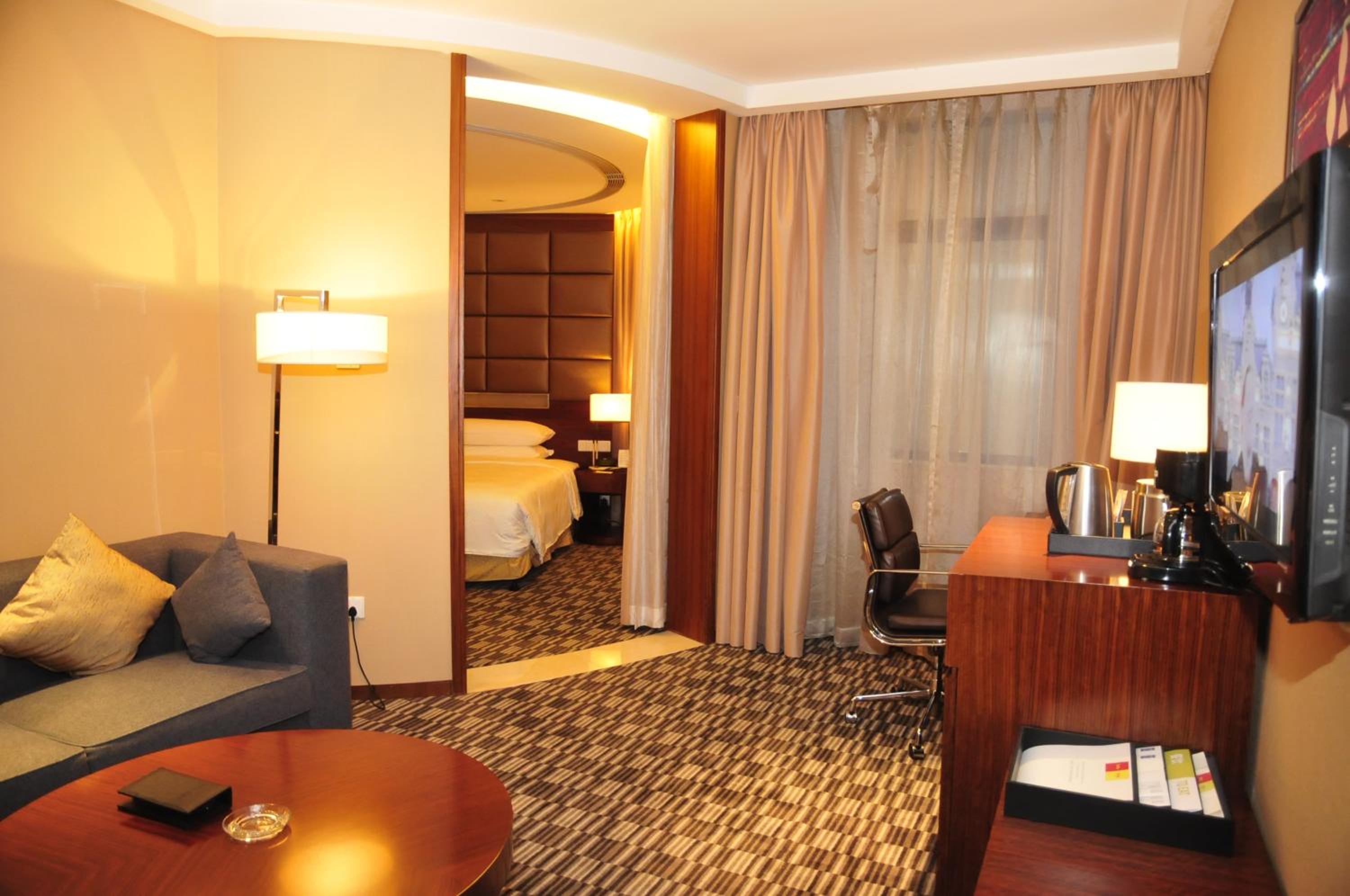 Comfort Suite, Club level, 1 Bedroom Suite, 1 King - Photo 4