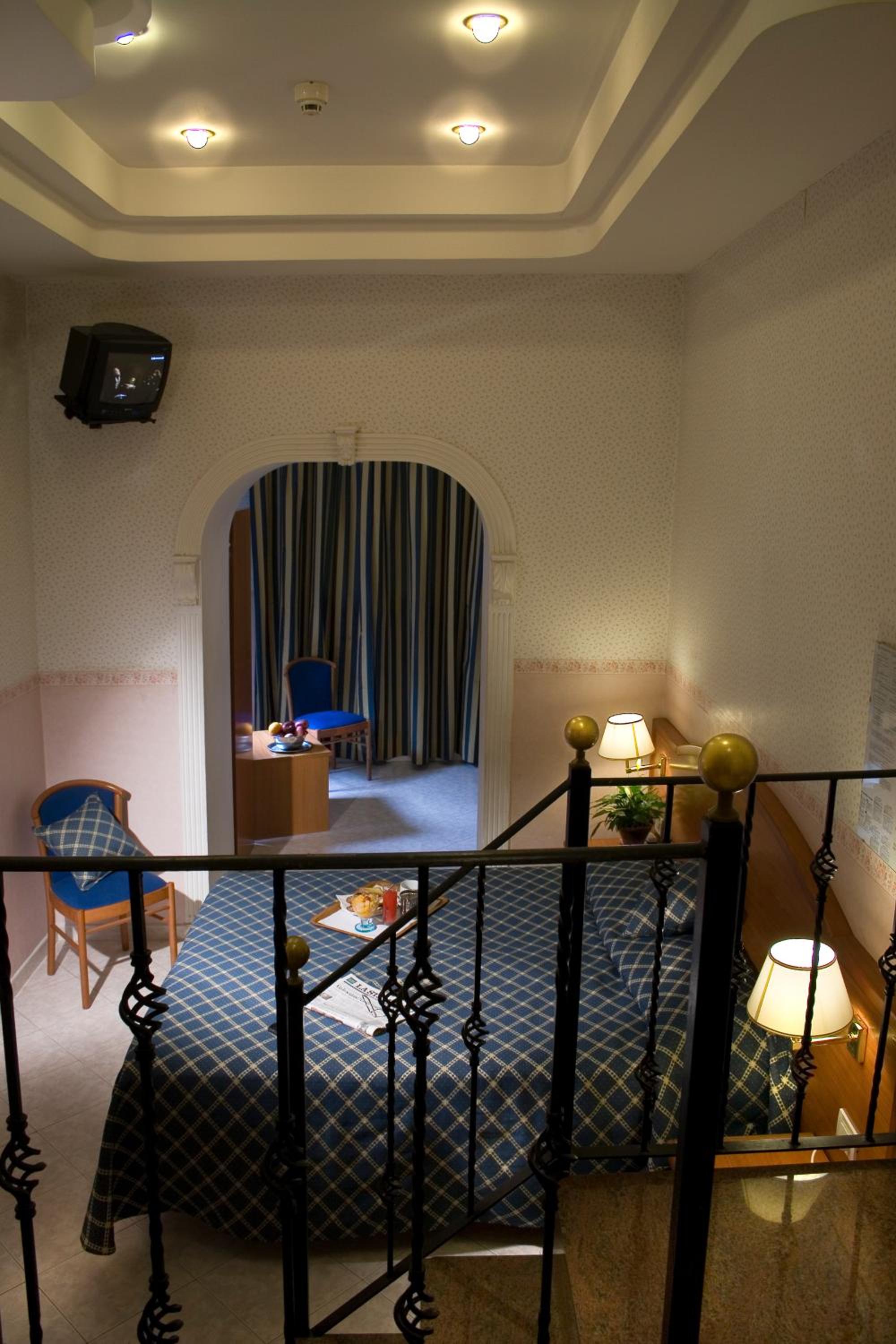 Triple Room thumbnail 5