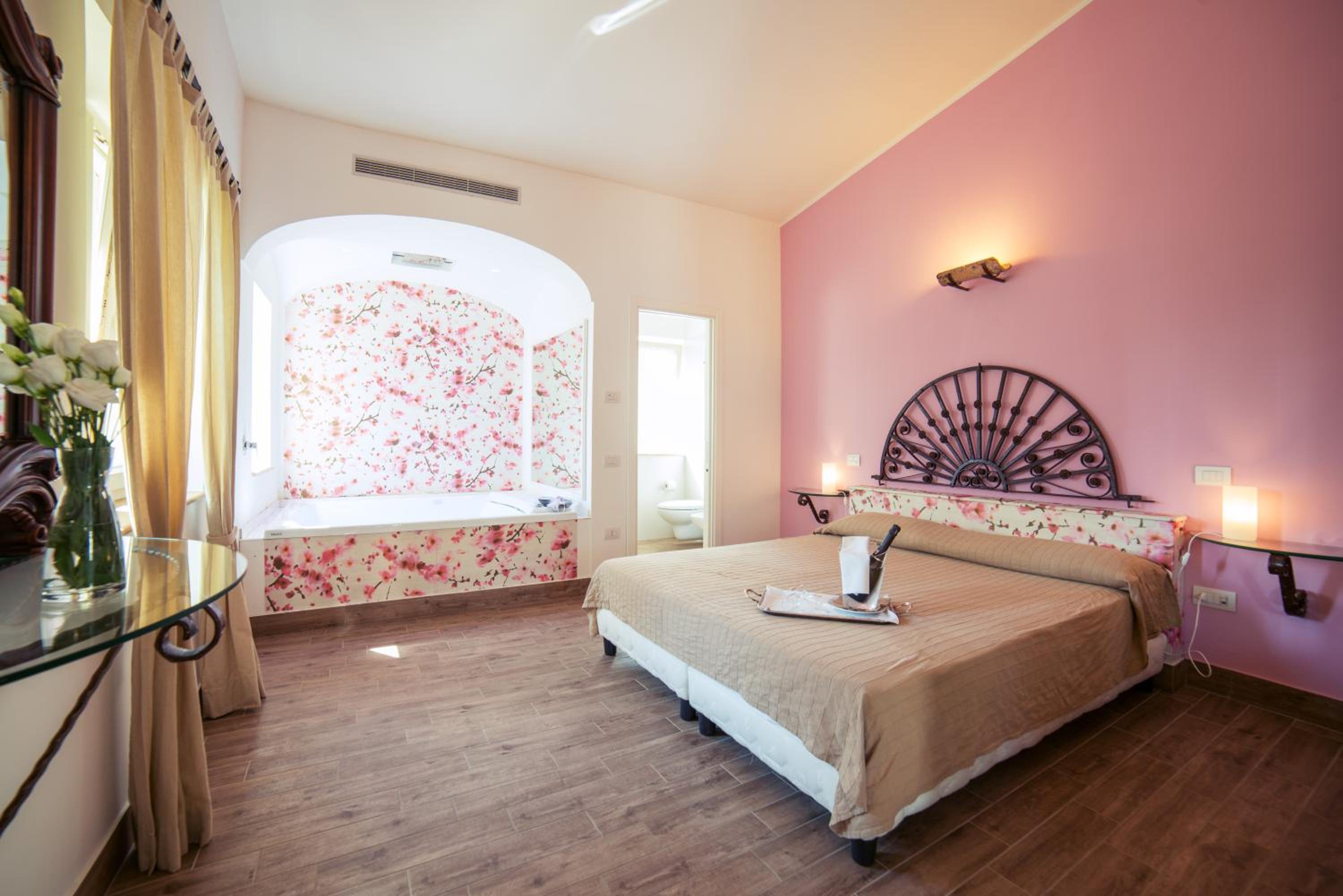Suite with Spa Bath - Photo 16