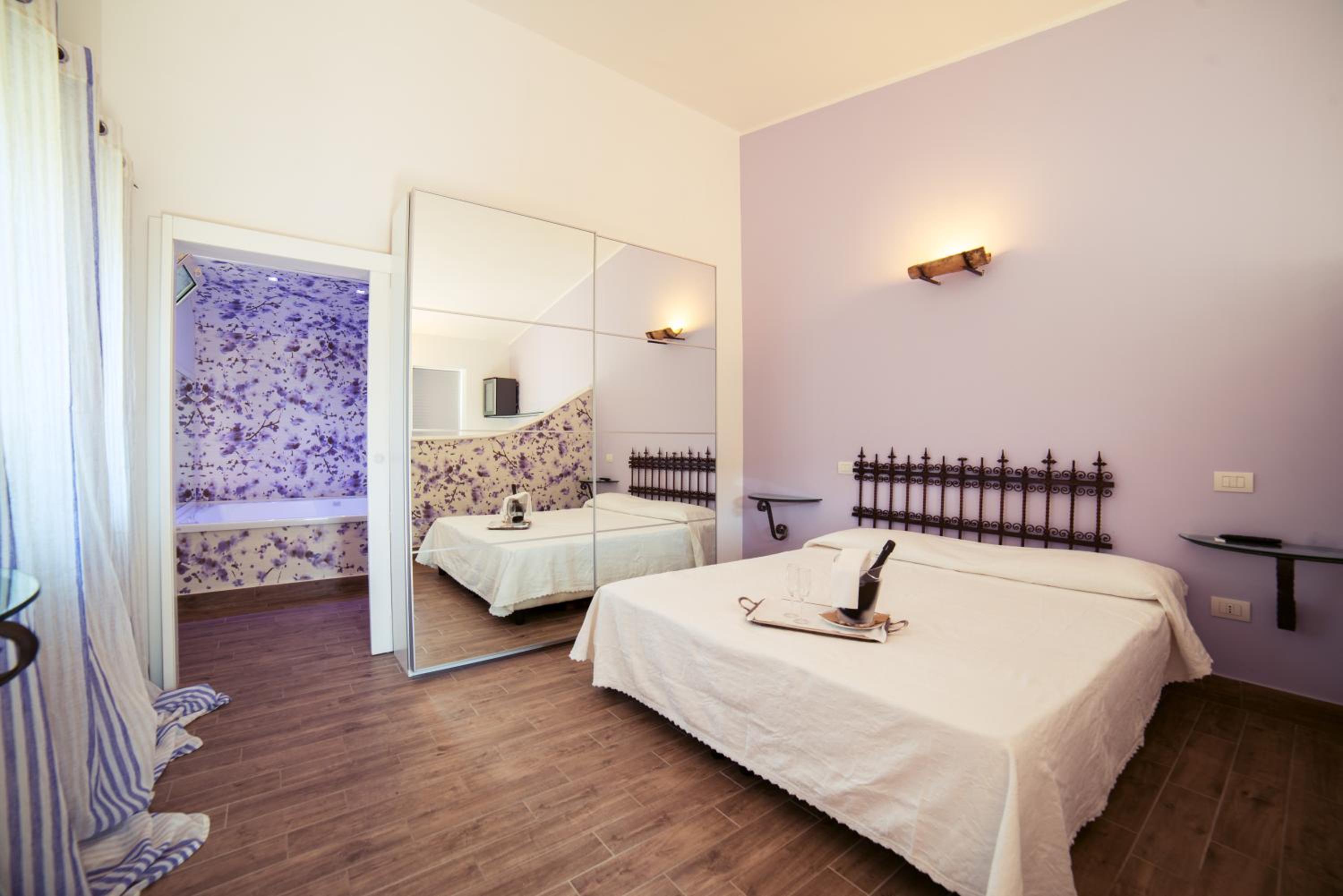 Suite with Spa Bath - Photo 5