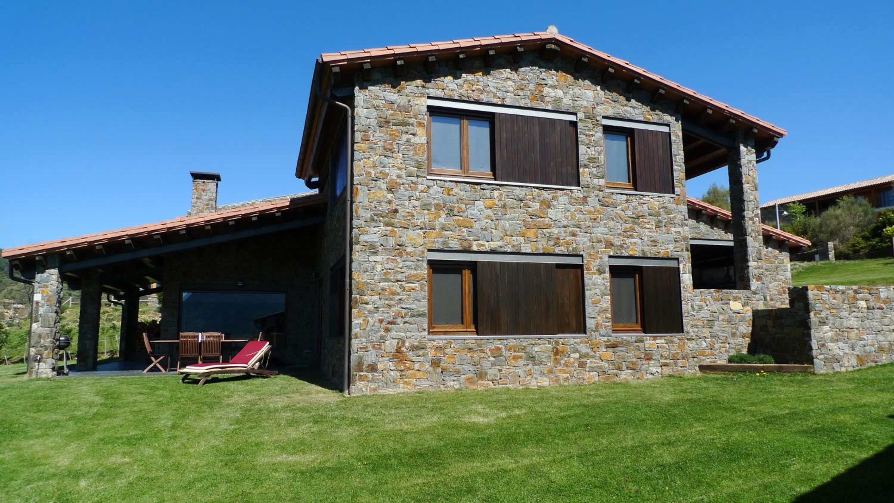 Five-Bedroom House photo 3