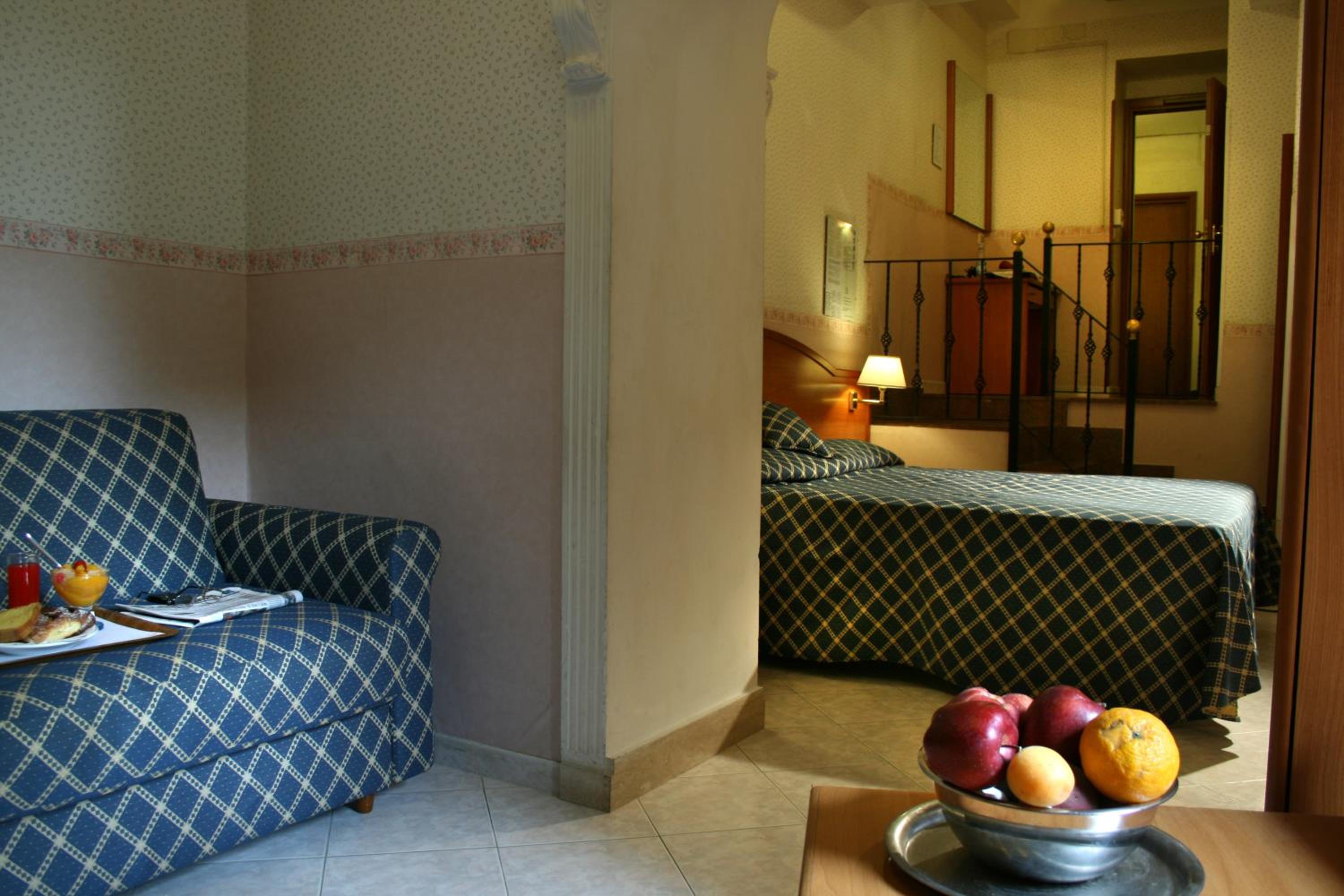 Quadruple Room thumbnail 5
