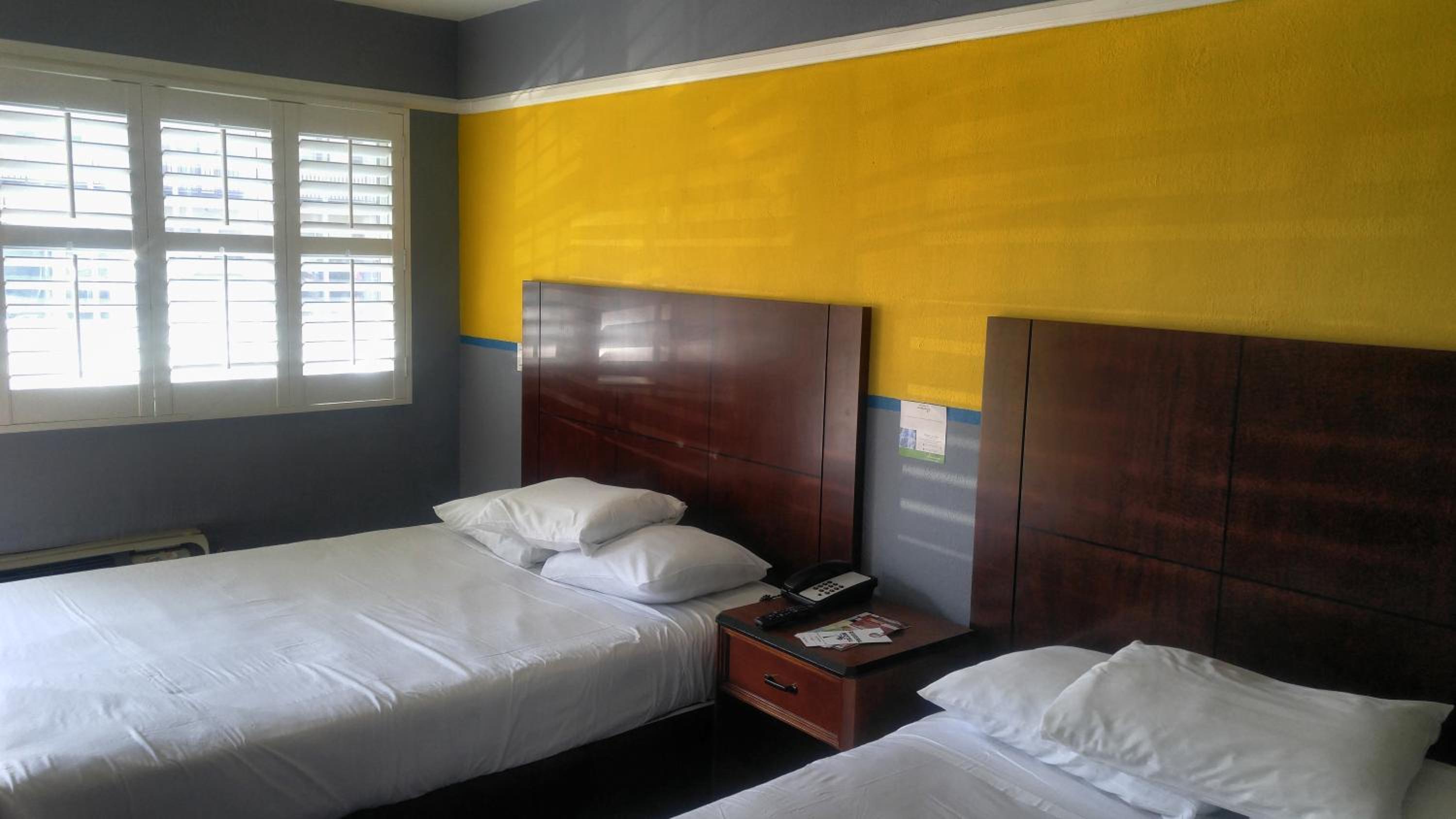 Queen Room with Two Queen Beds - Non-Smoking - Photo 2