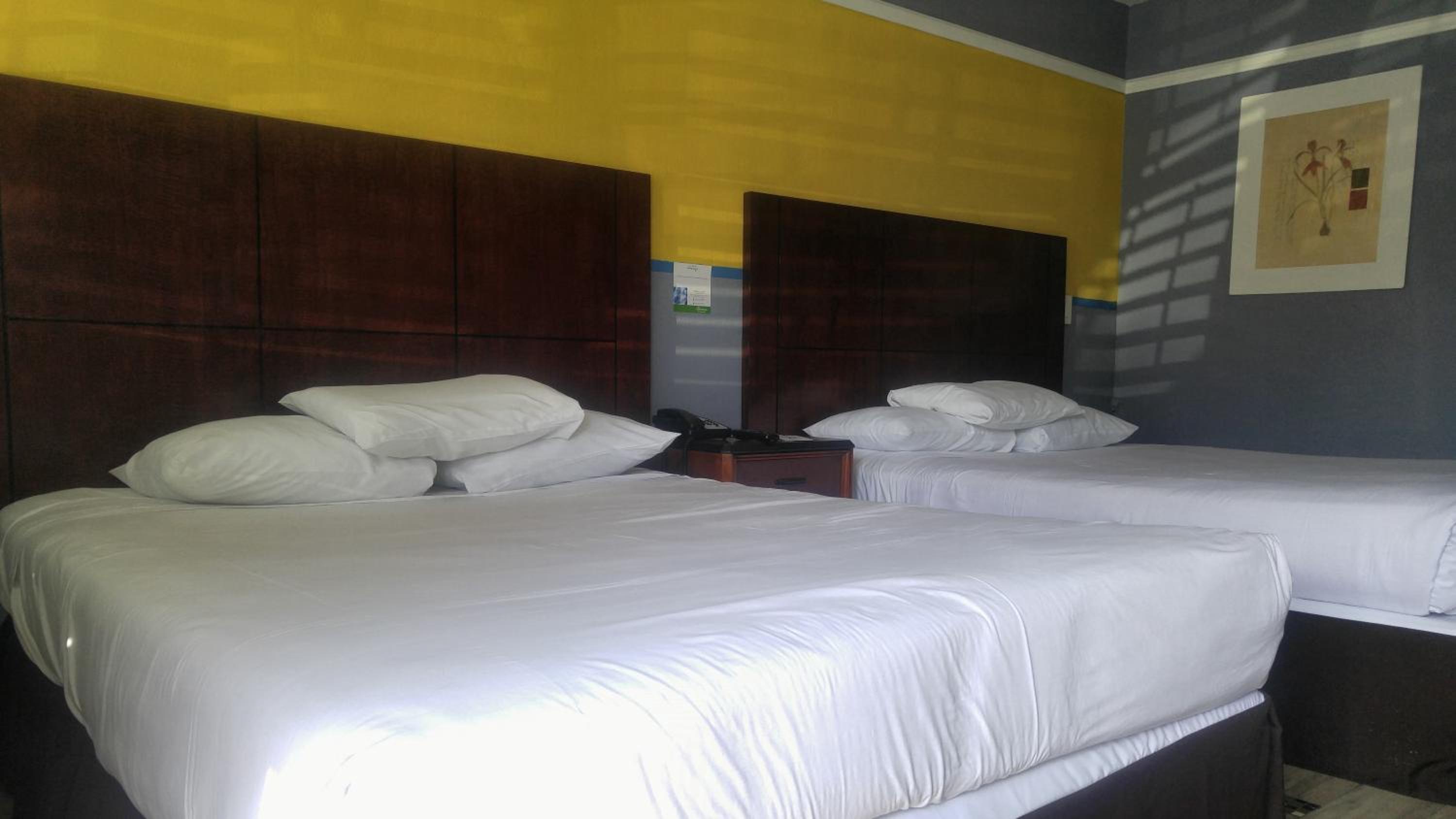 Queen Room with Two Queen Beds - Non-Smoking - Photo 4