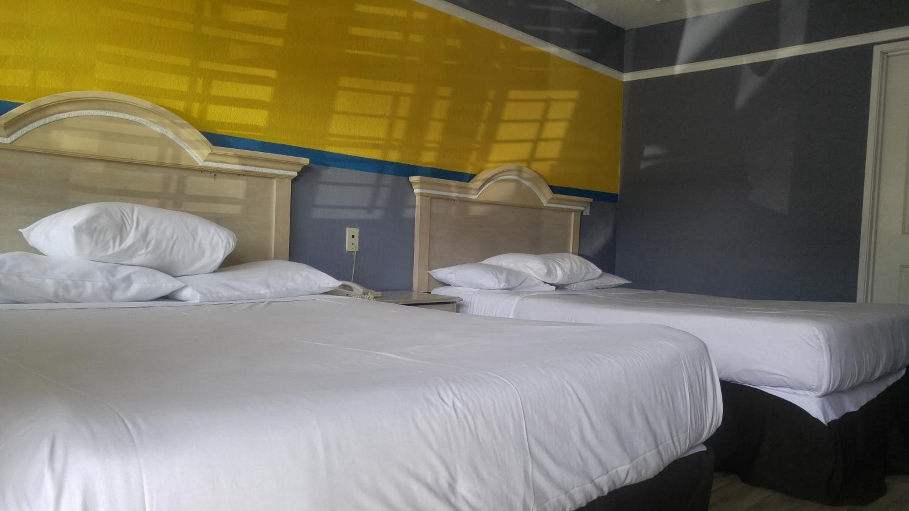 Queen Room with Two Queen Beds - Non-Smoking - Photo 10