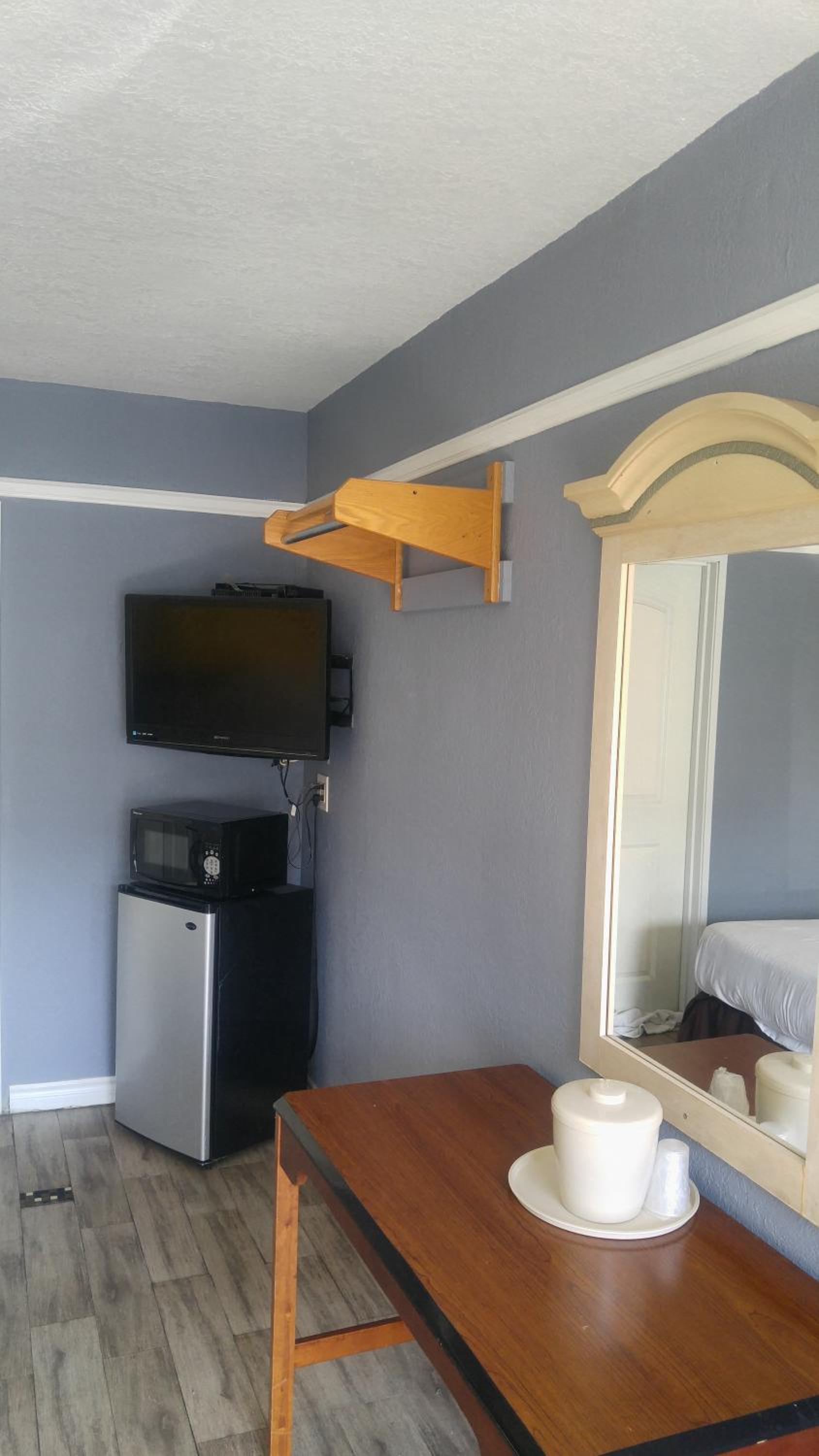 Queen Room with Two Queen Beds - Non-Smoking - Photo 8