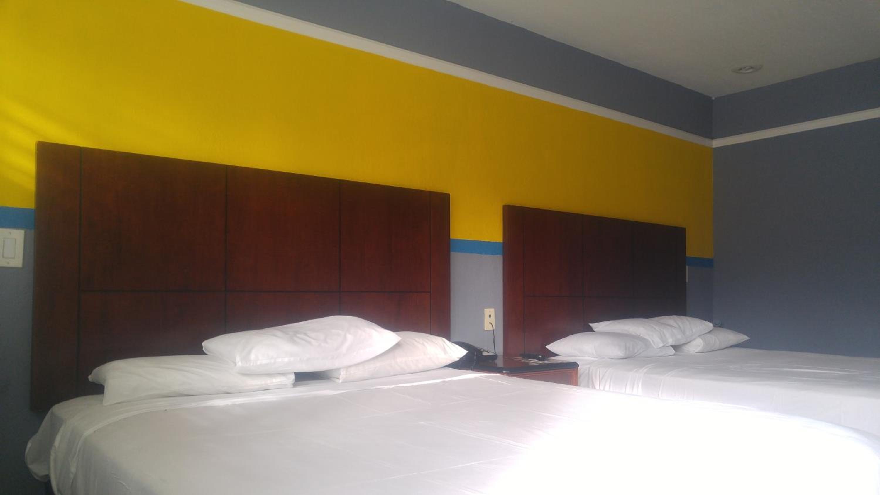 Queen Room with Two Queen Beds - Non-Smoking - Photo 12