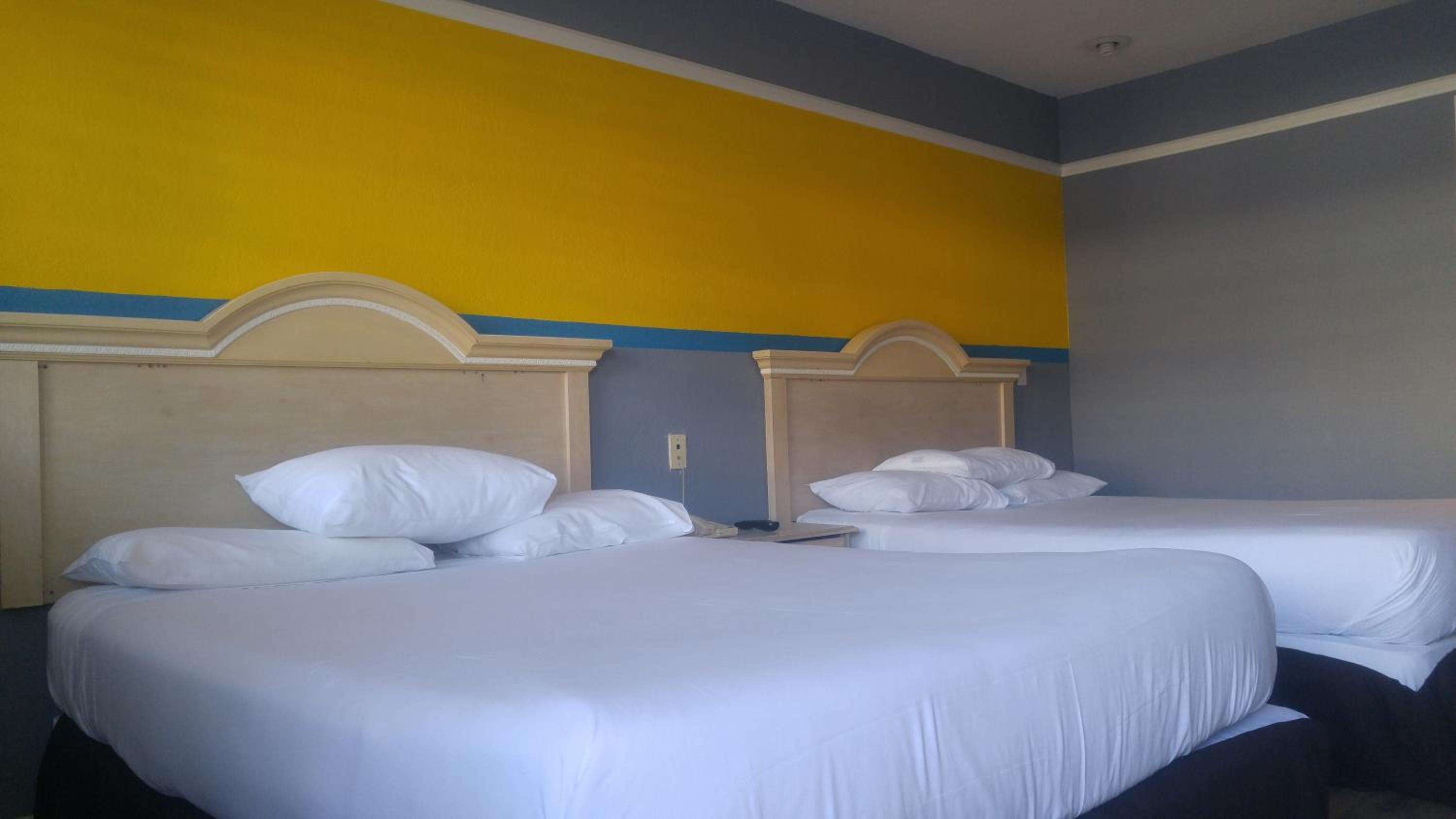 Queen Room with Two Queen Beds - Non-Smoking - Photo 13