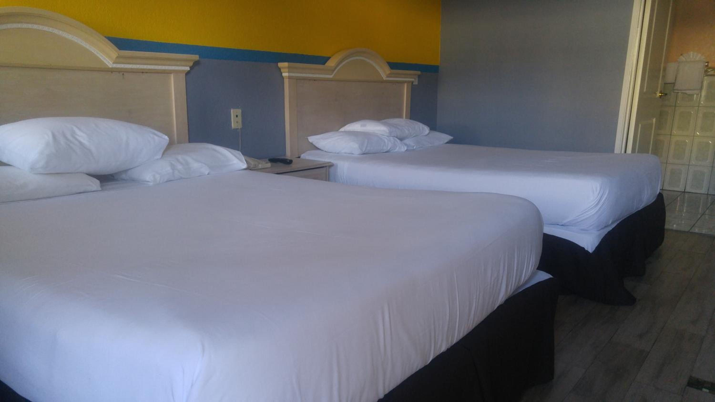 Queen Room with Two Queen Beds - Non-Smoking - Photo 14