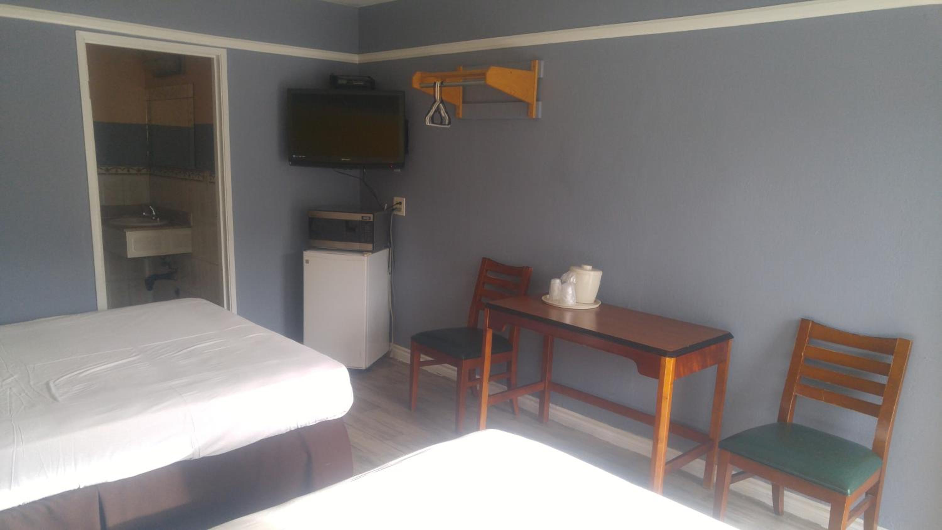 Queen Room with Two Queen Beds - Non-Smoking - Photo 6